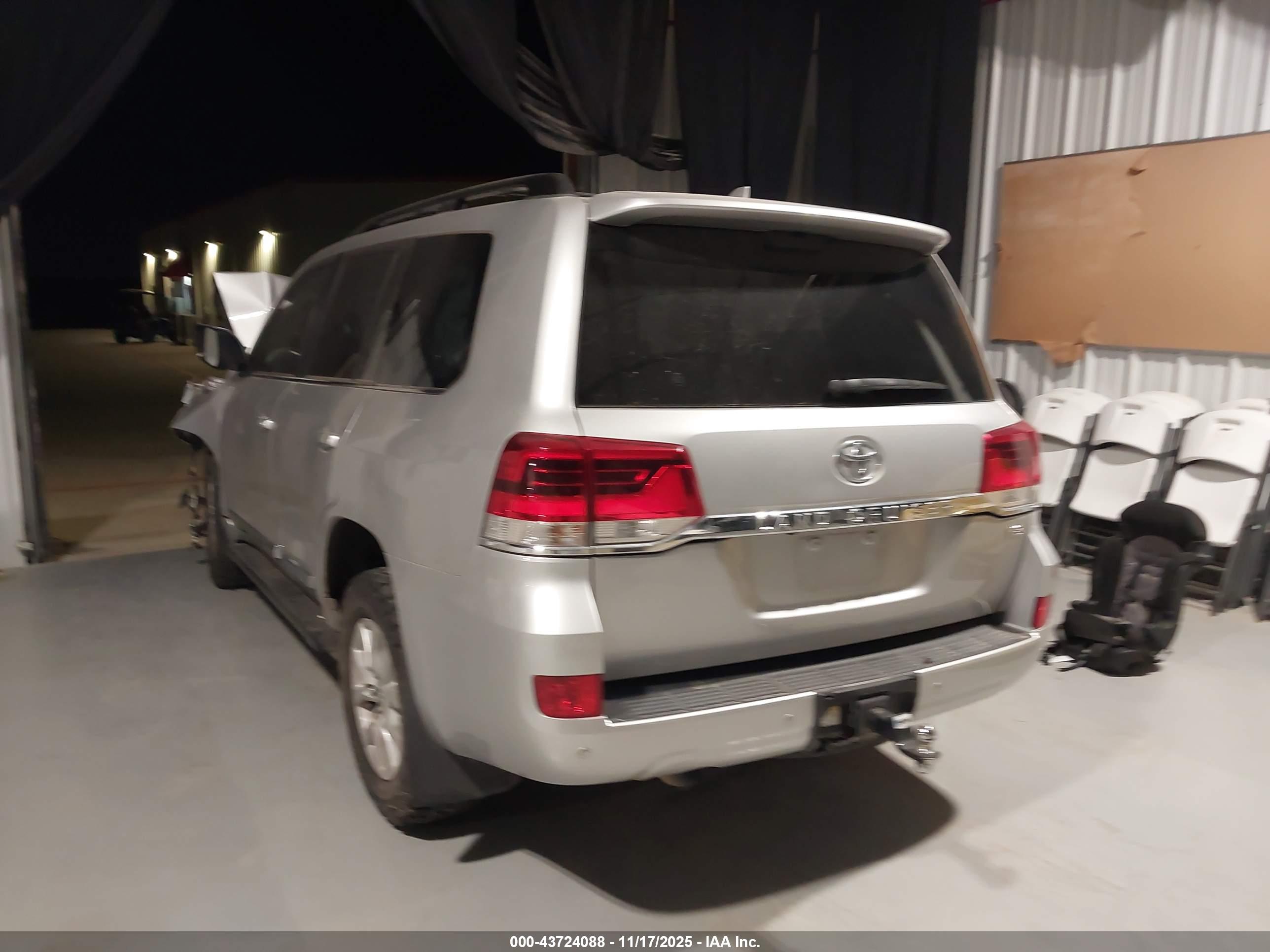 TOYOTA LAND image 3