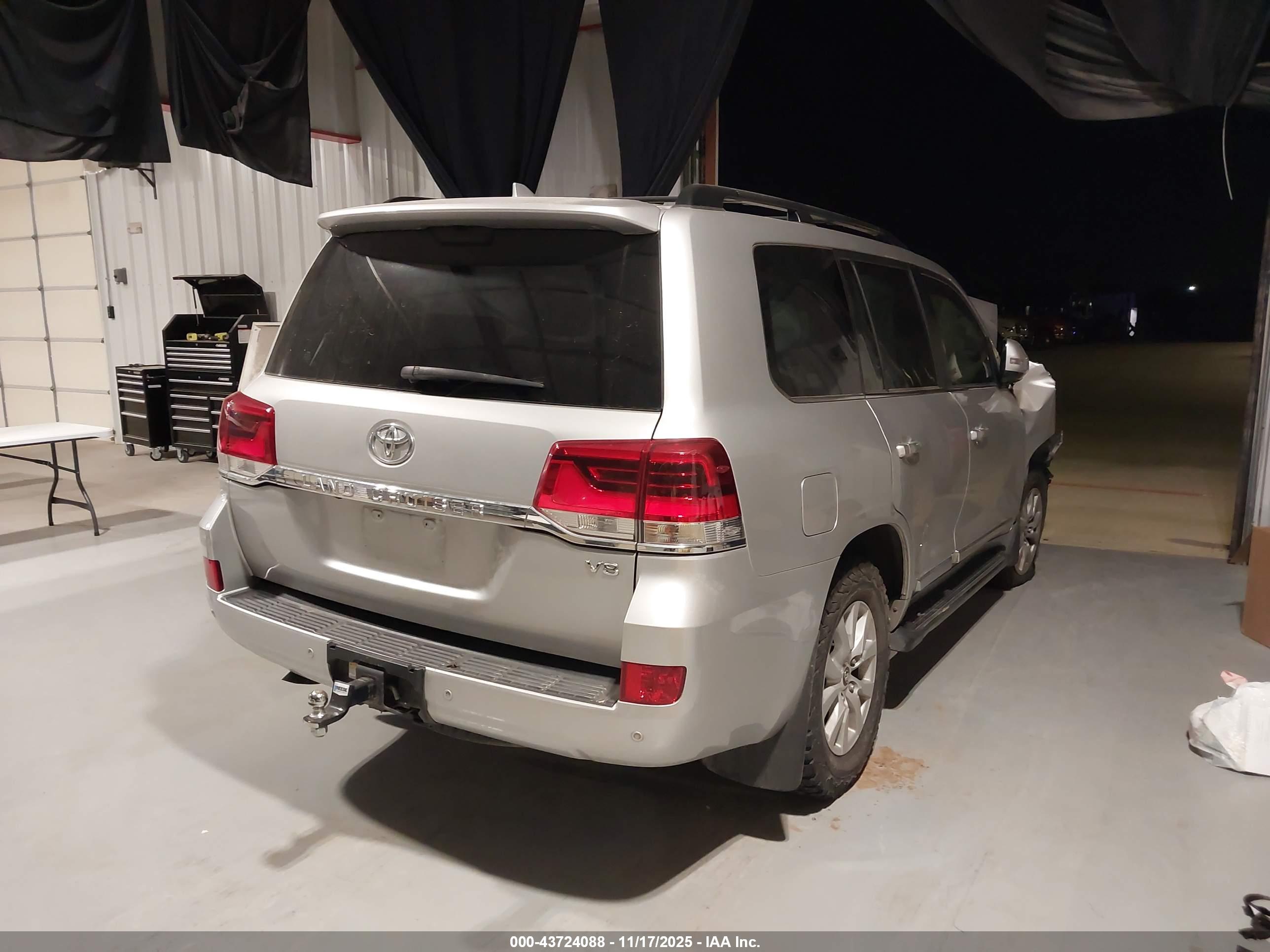 TOYOTA LAND image 4