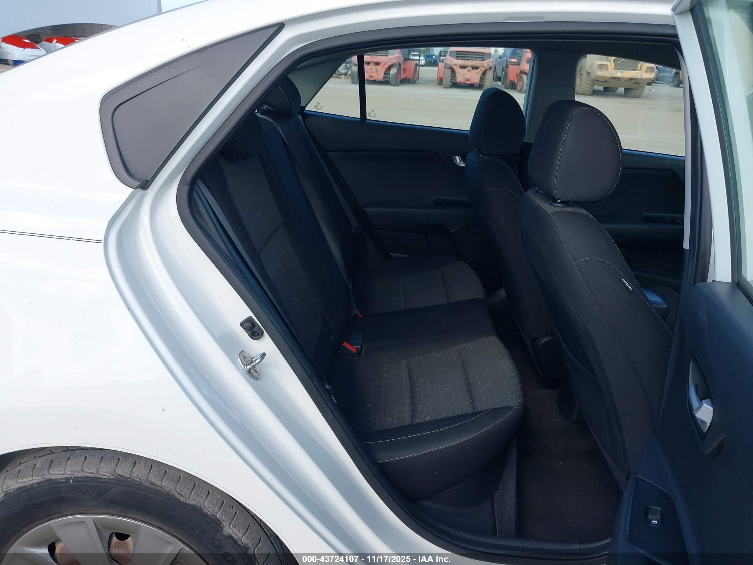 KIA RIO image 8