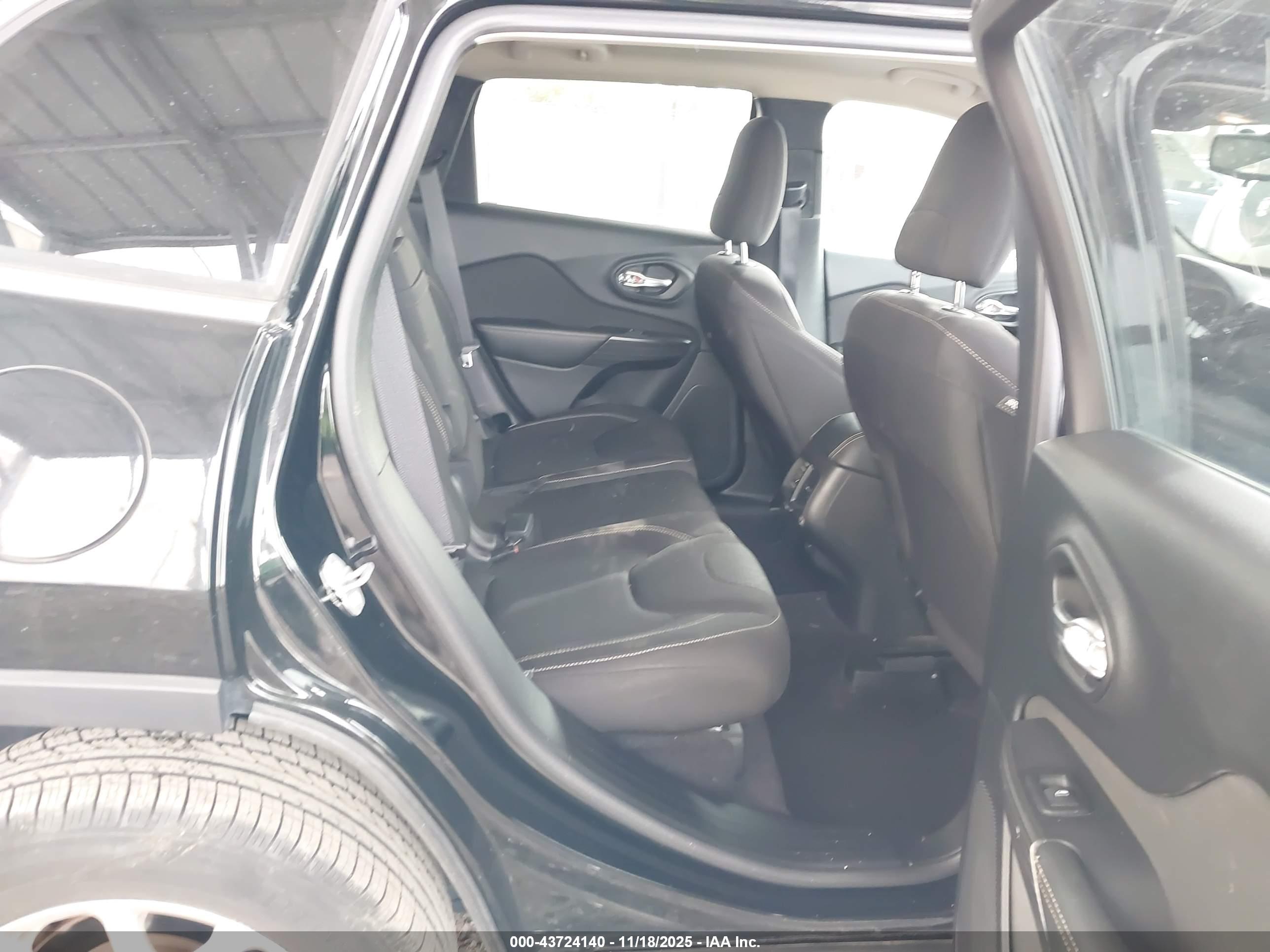 JEEP CHEROKEE image 8