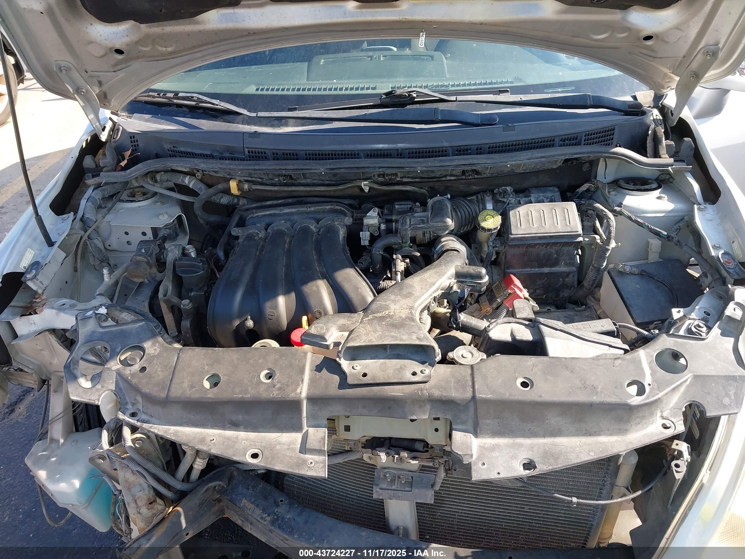 NISSAN VERSA image 10