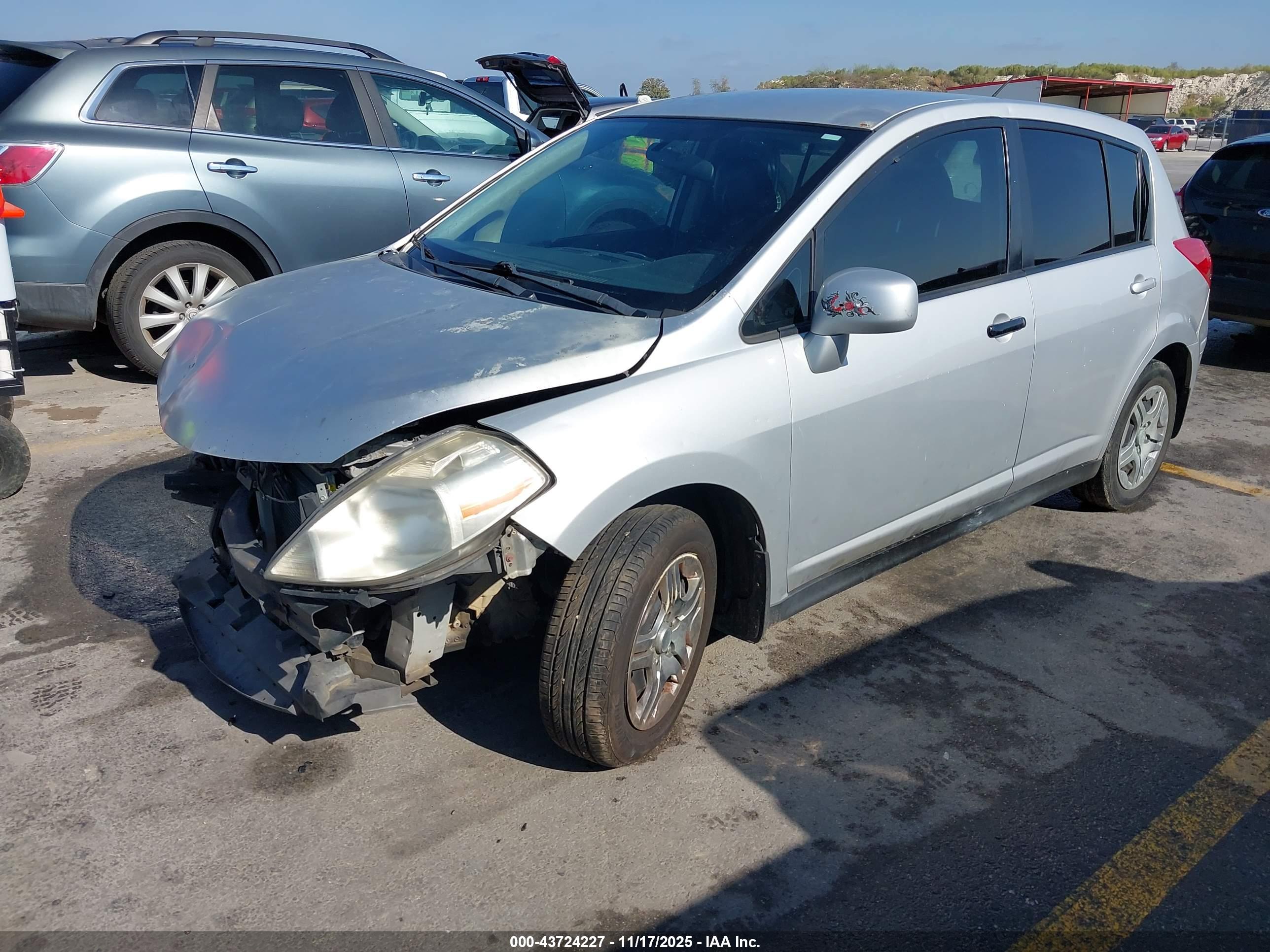 NISSAN VERSA image 2