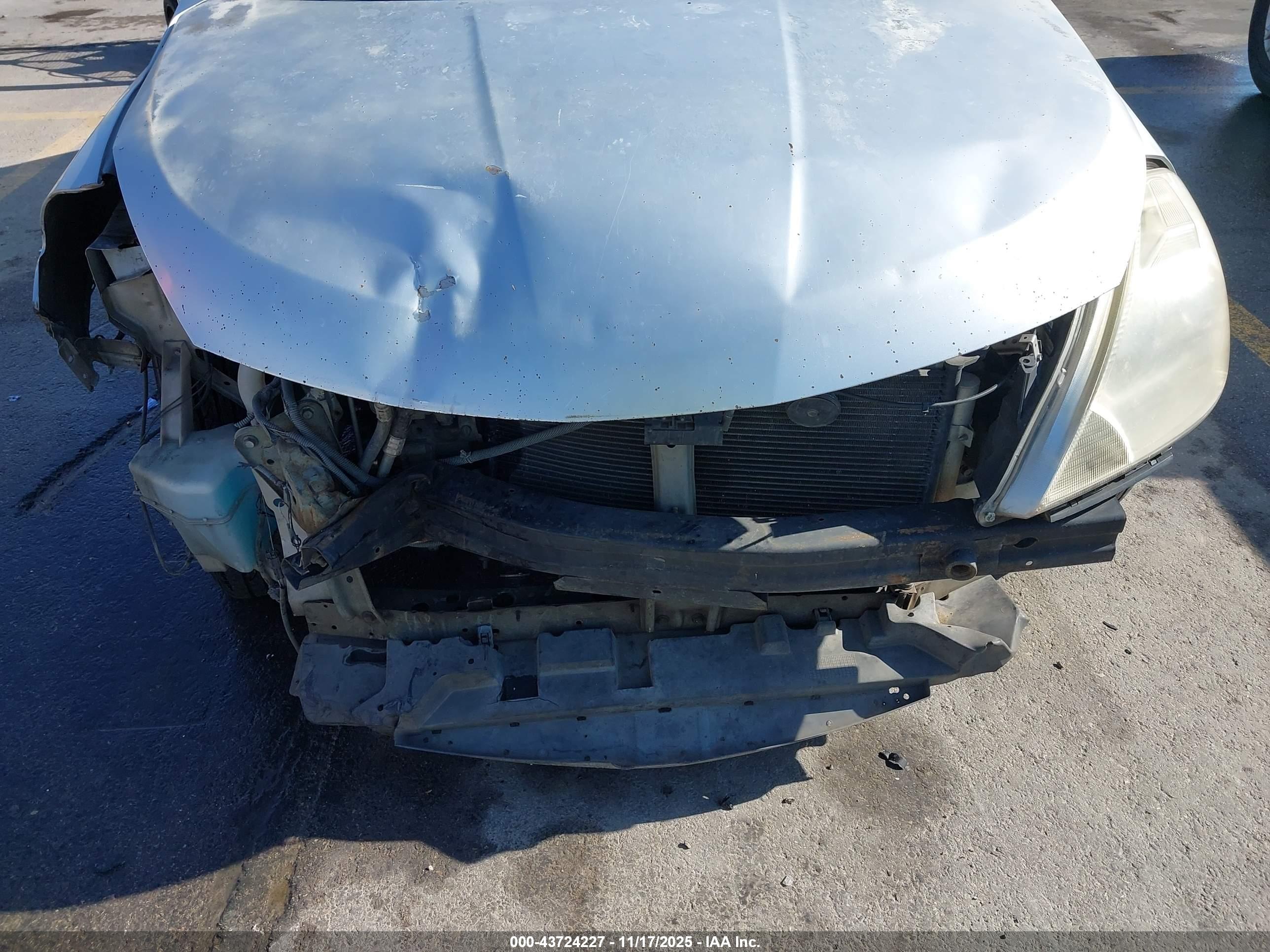 NISSAN VERSA image 6