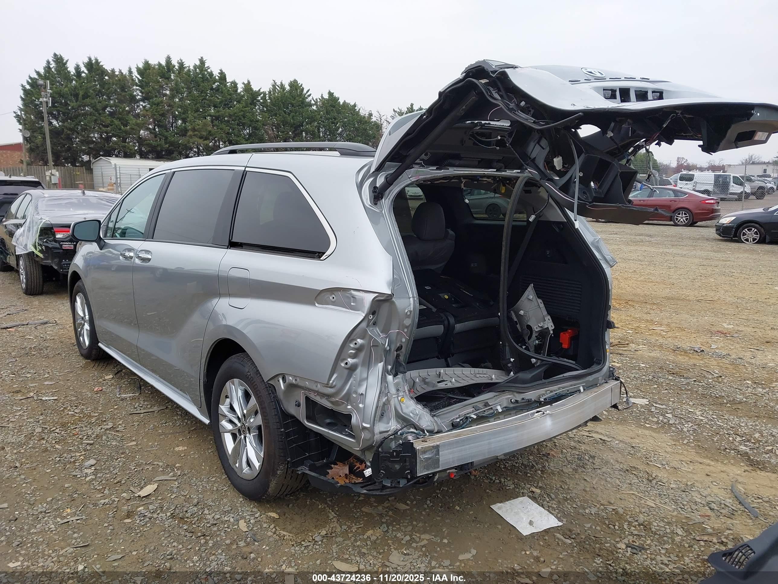 TOYOTA SIENNA image 3