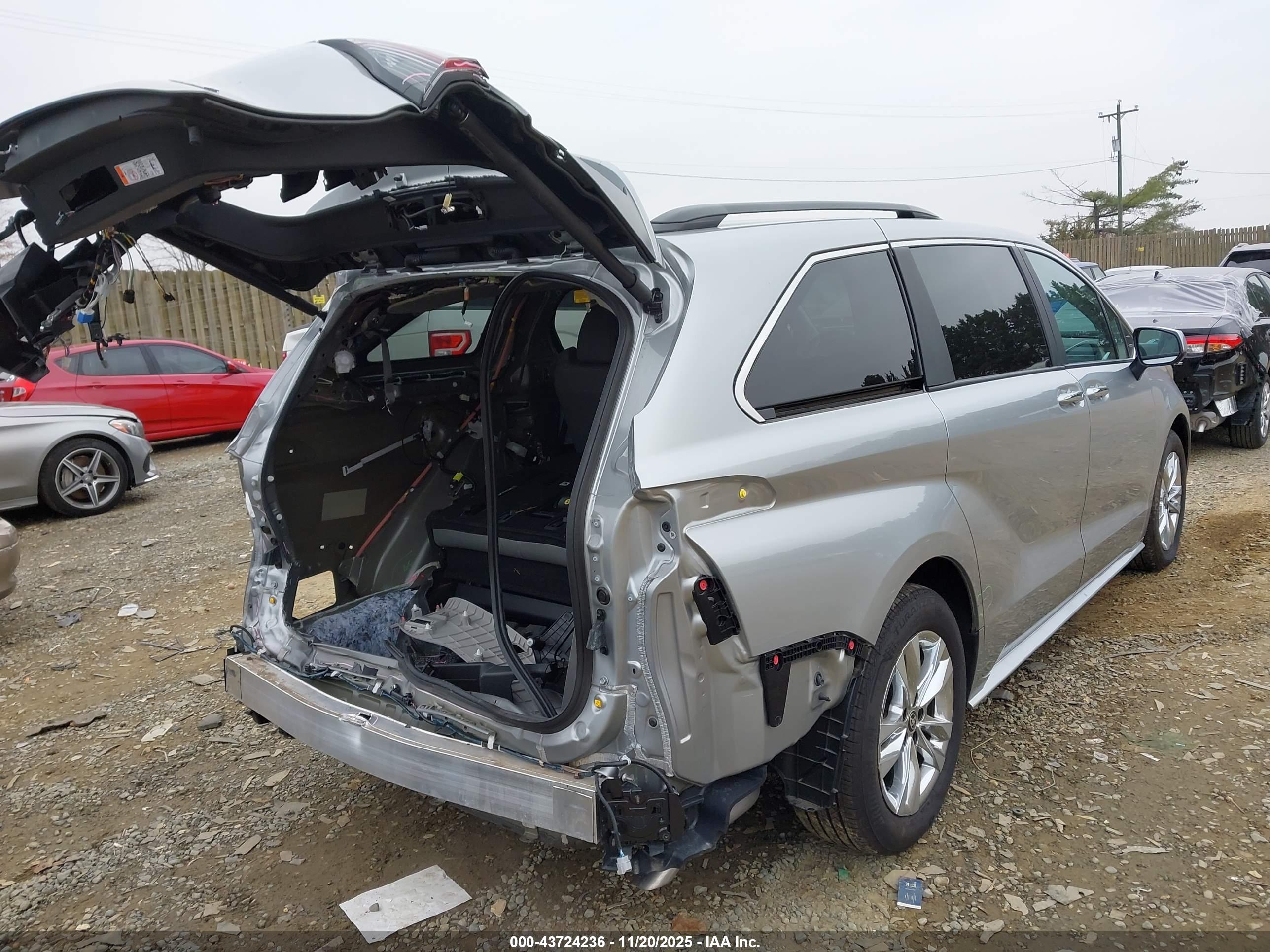 TOYOTA SIENNA image 4