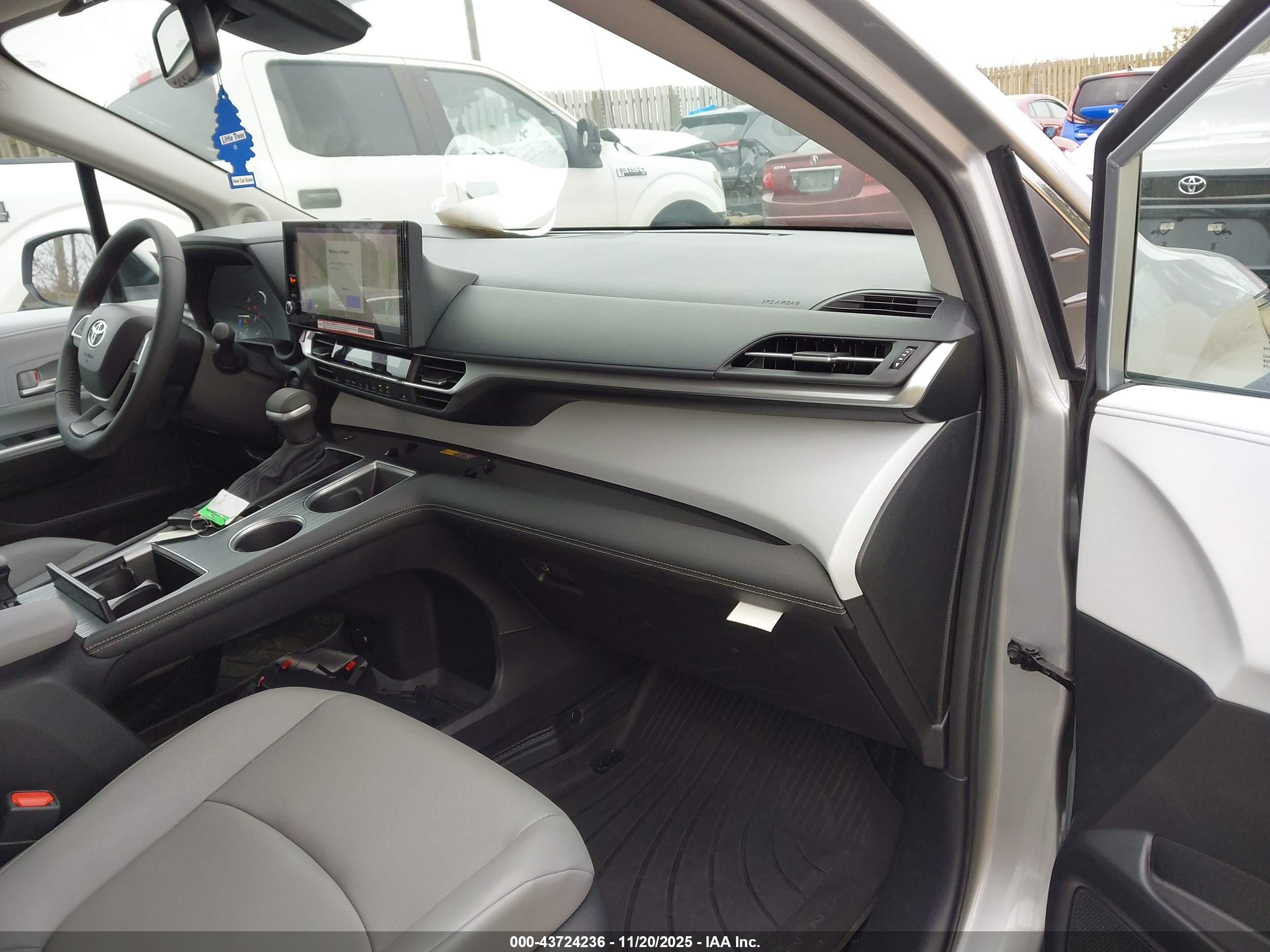 TOYOTA SIENNA image 5