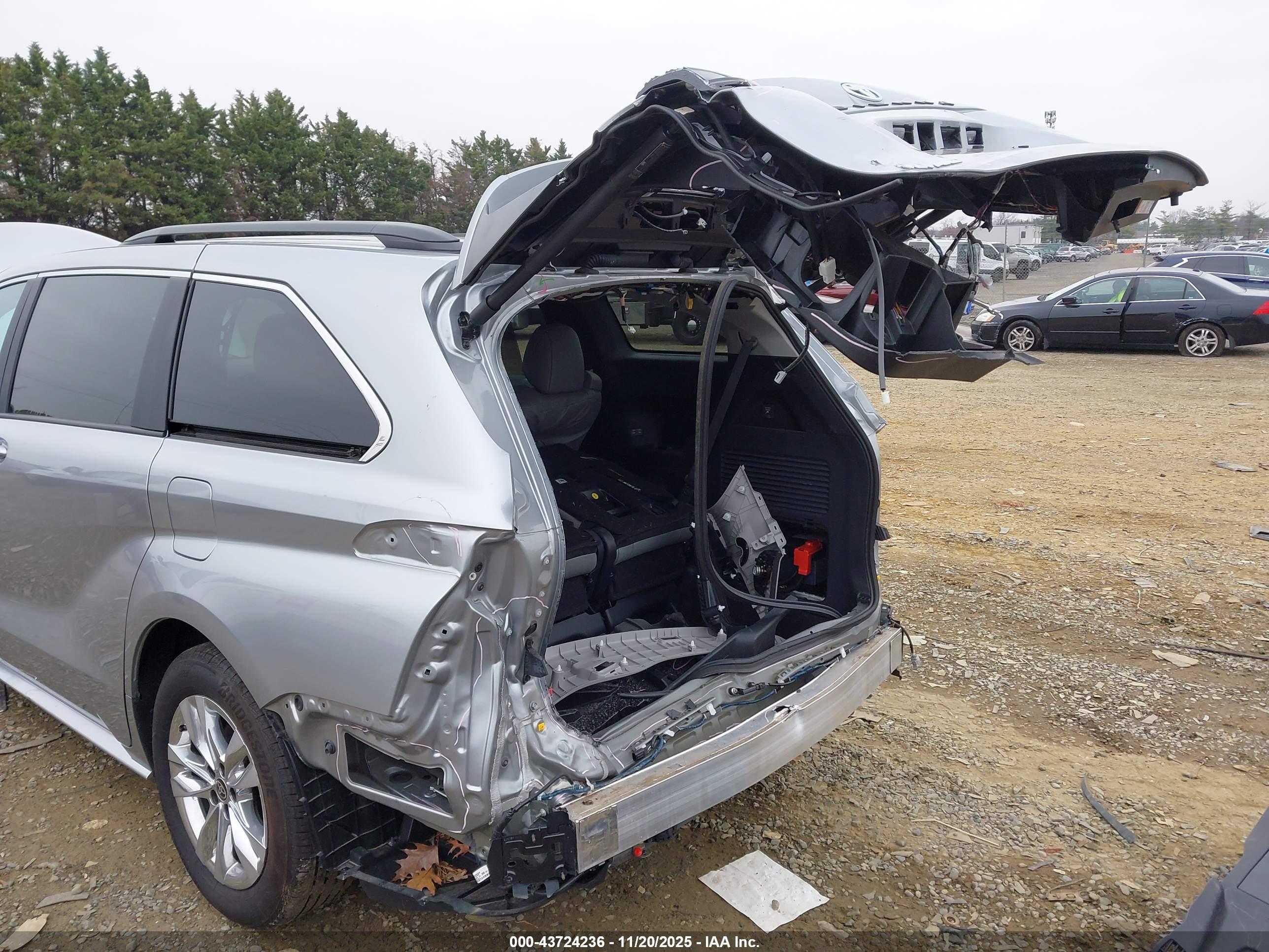 TOYOTA SIENNA image 6