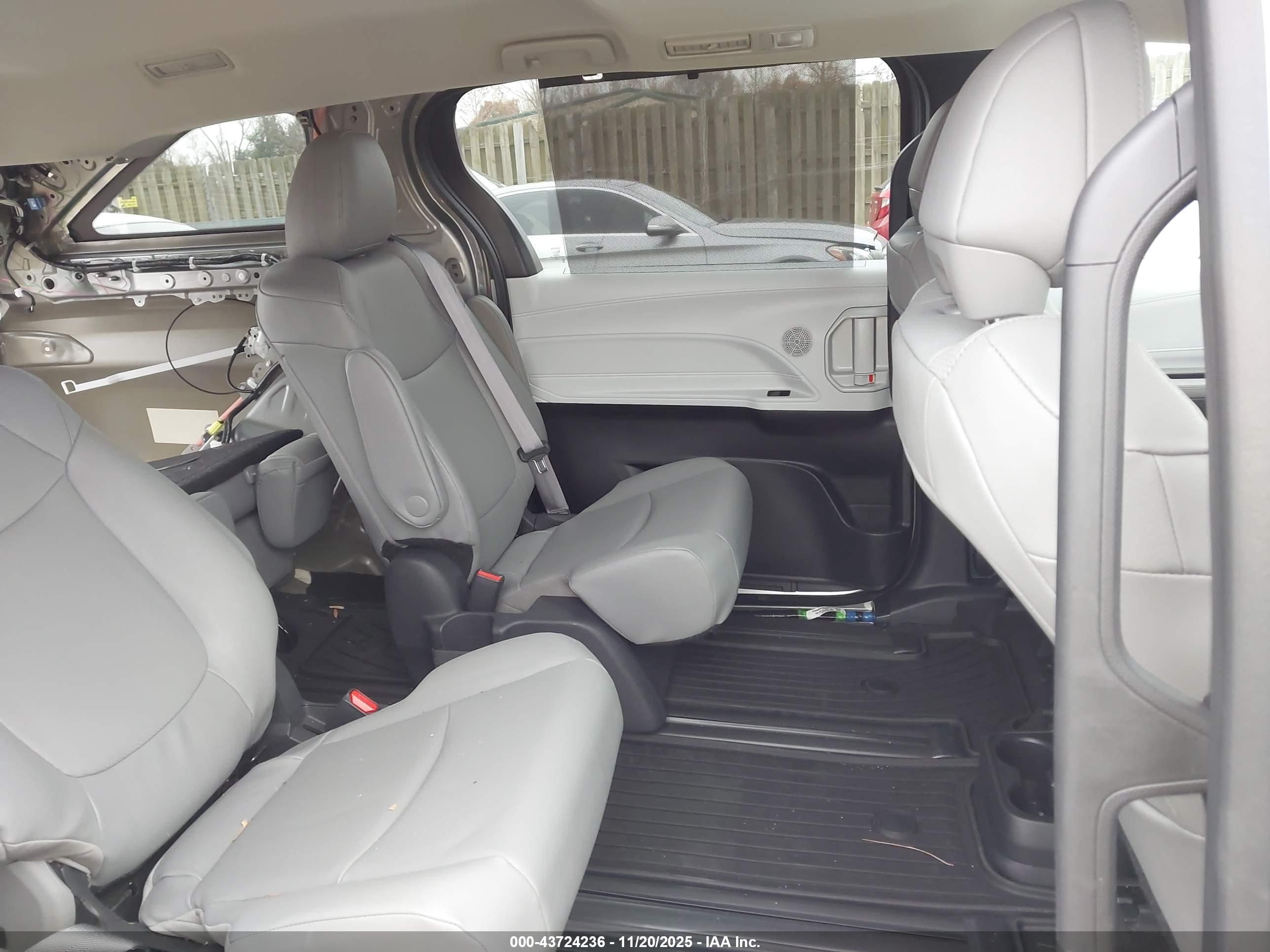 TOYOTA SIENNA image 8