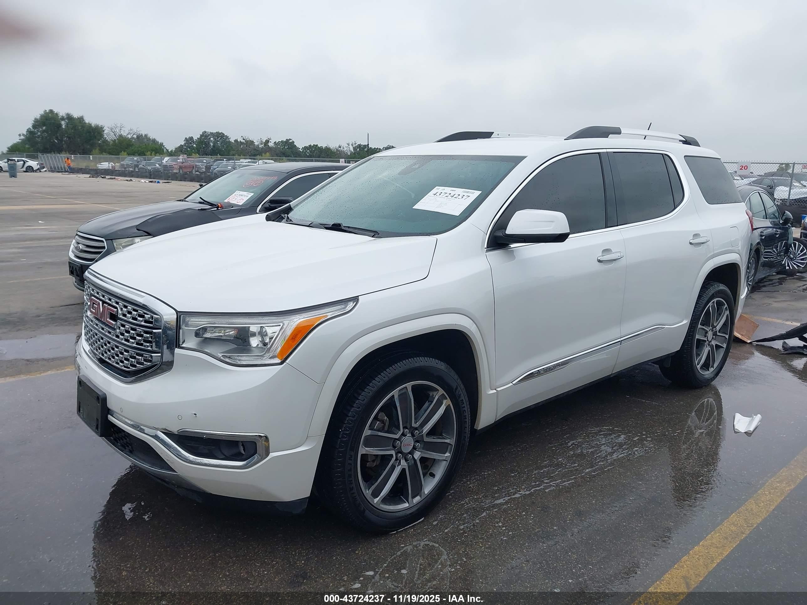 GMC ACADIA image 2