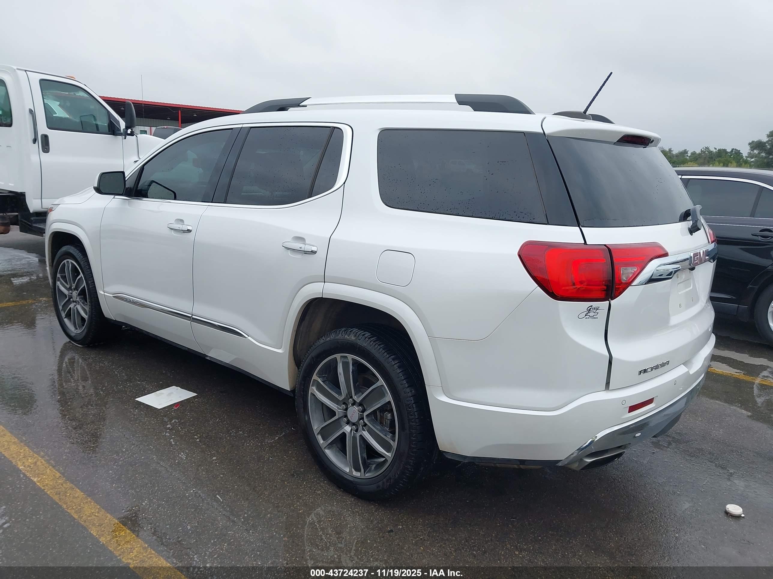 GMC ACADIA image 3