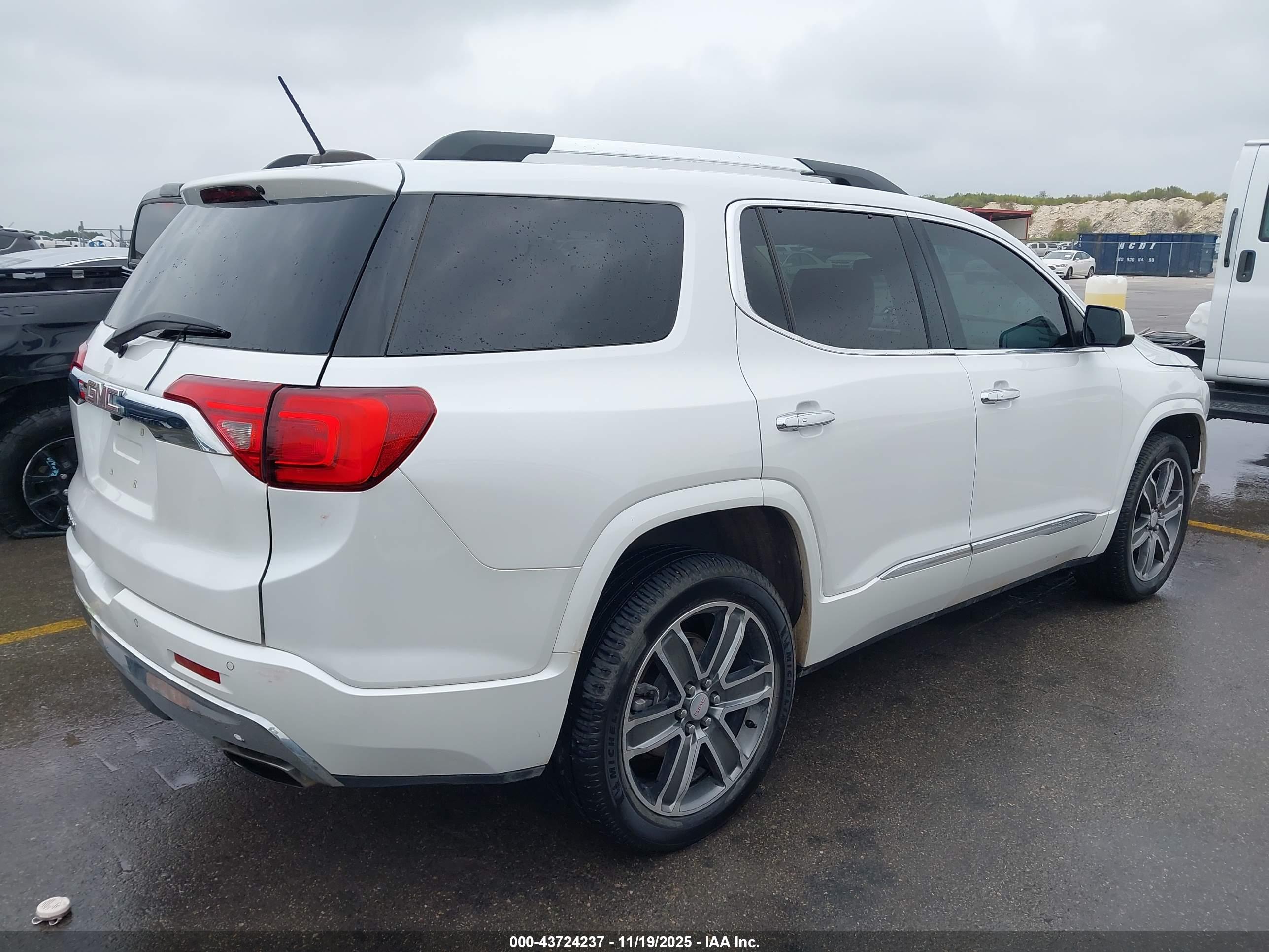 GMC ACADIA image 4
