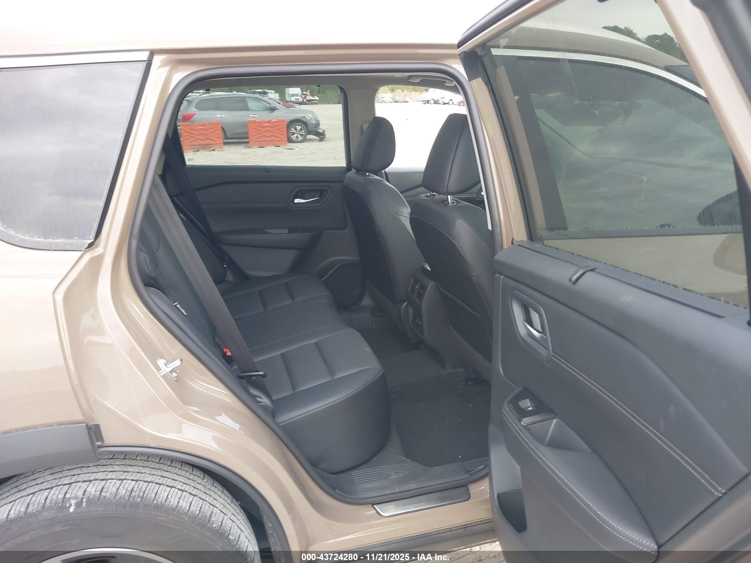 NISSAN ROGUE image 8