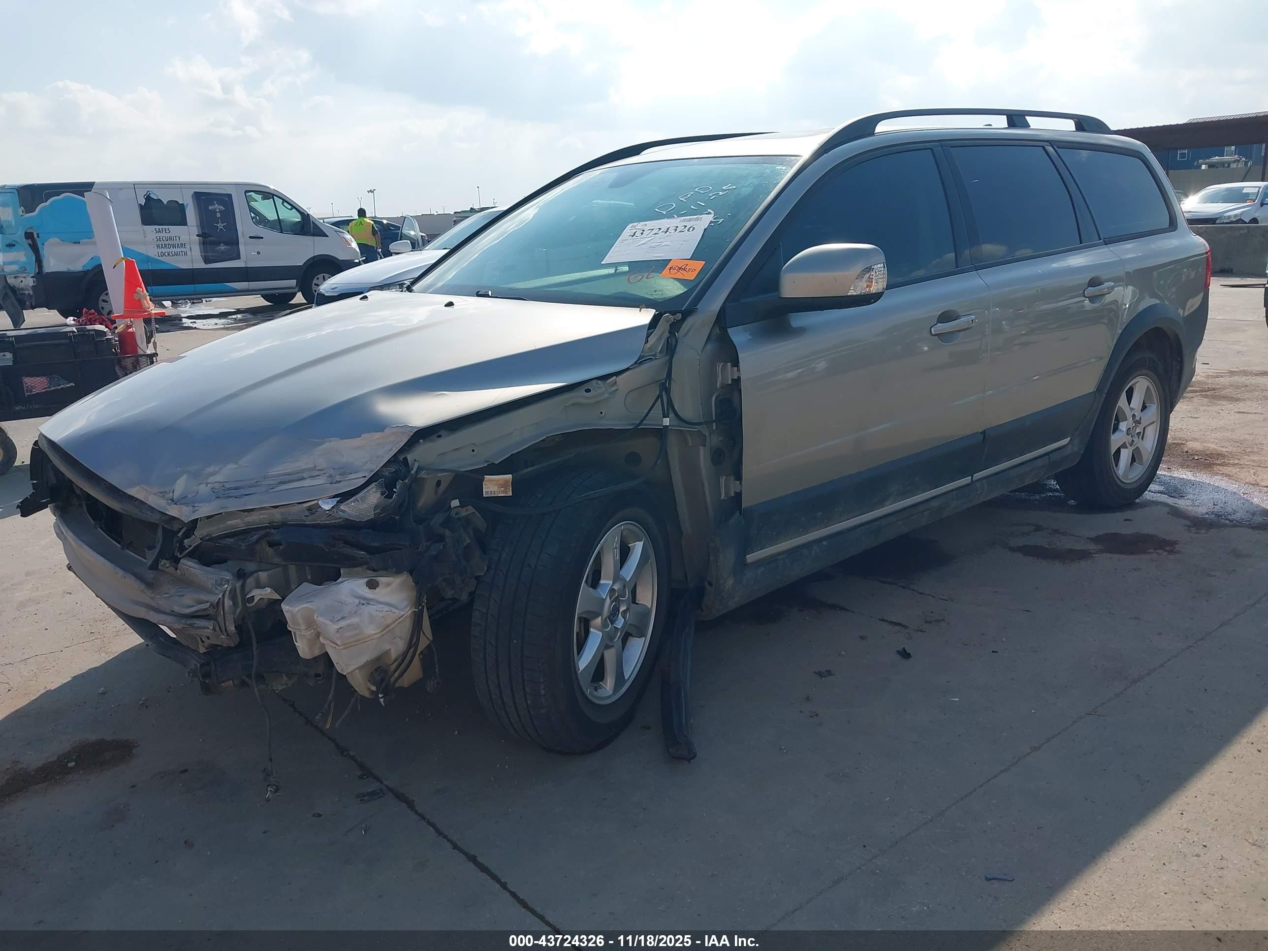 VOLVO XC70 image 2