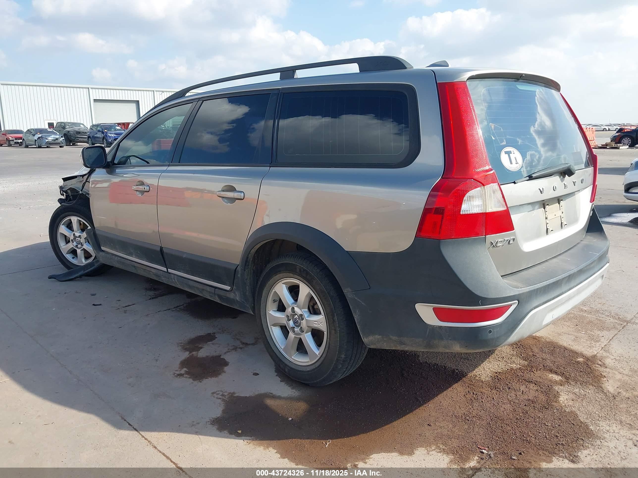 VOLVO XC70 image 3