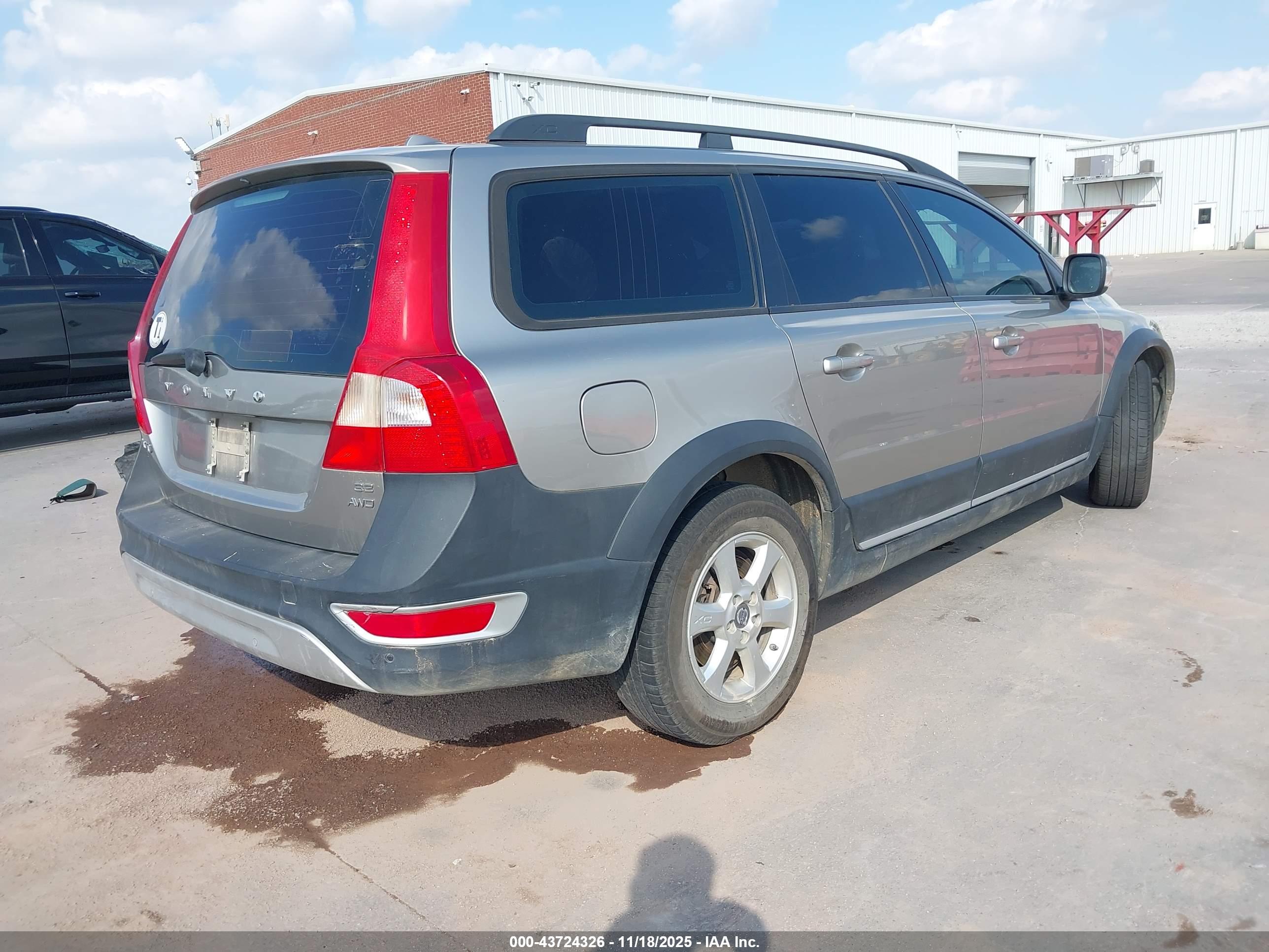 VOLVO XC70 image 4