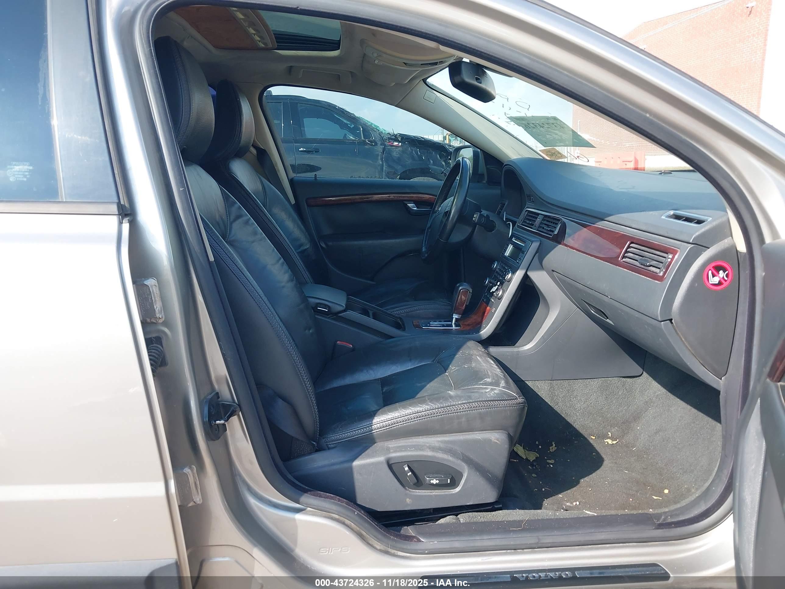 VOLVO XC70 image 5