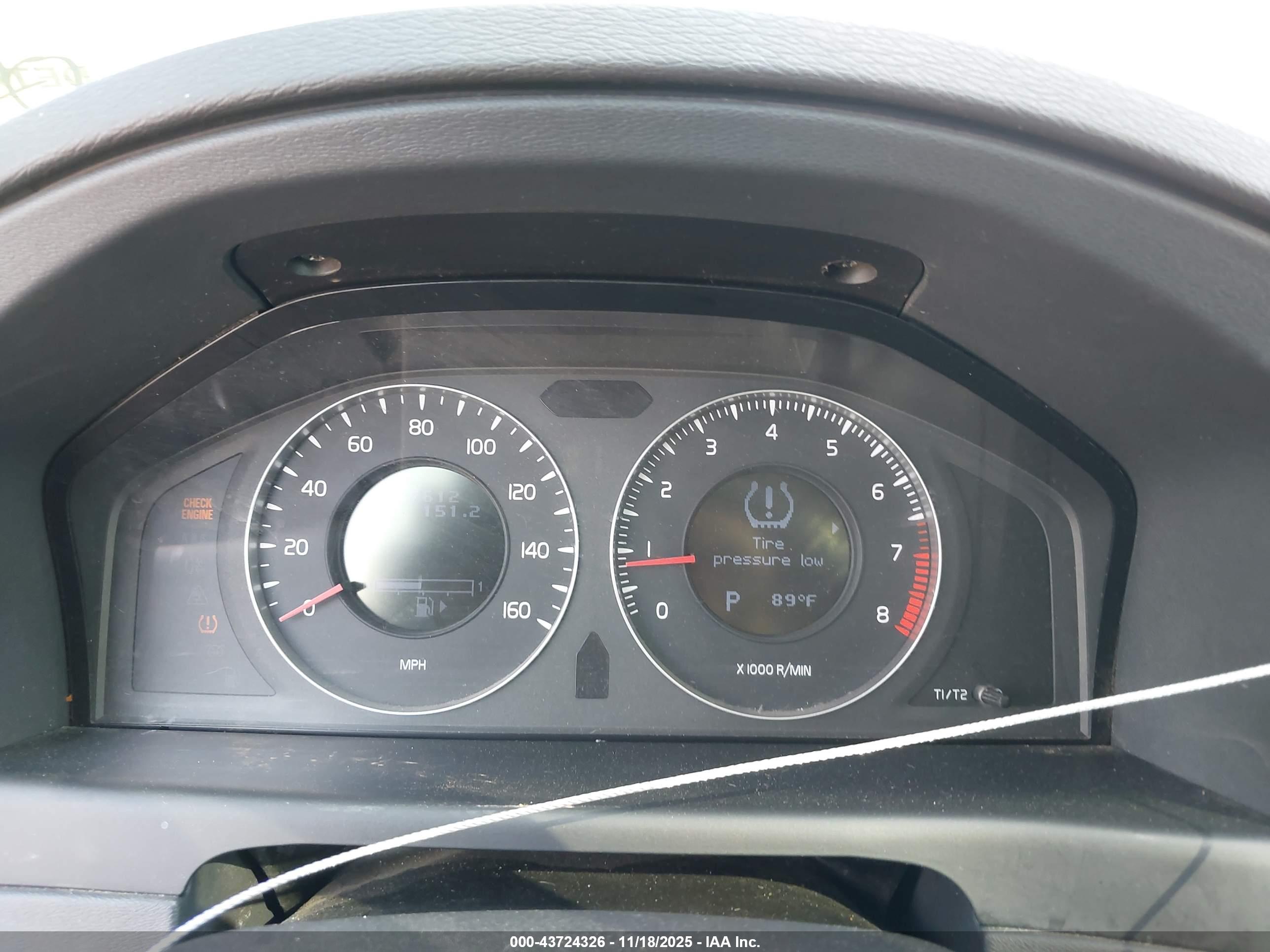 VOLVO XC70 image 7
