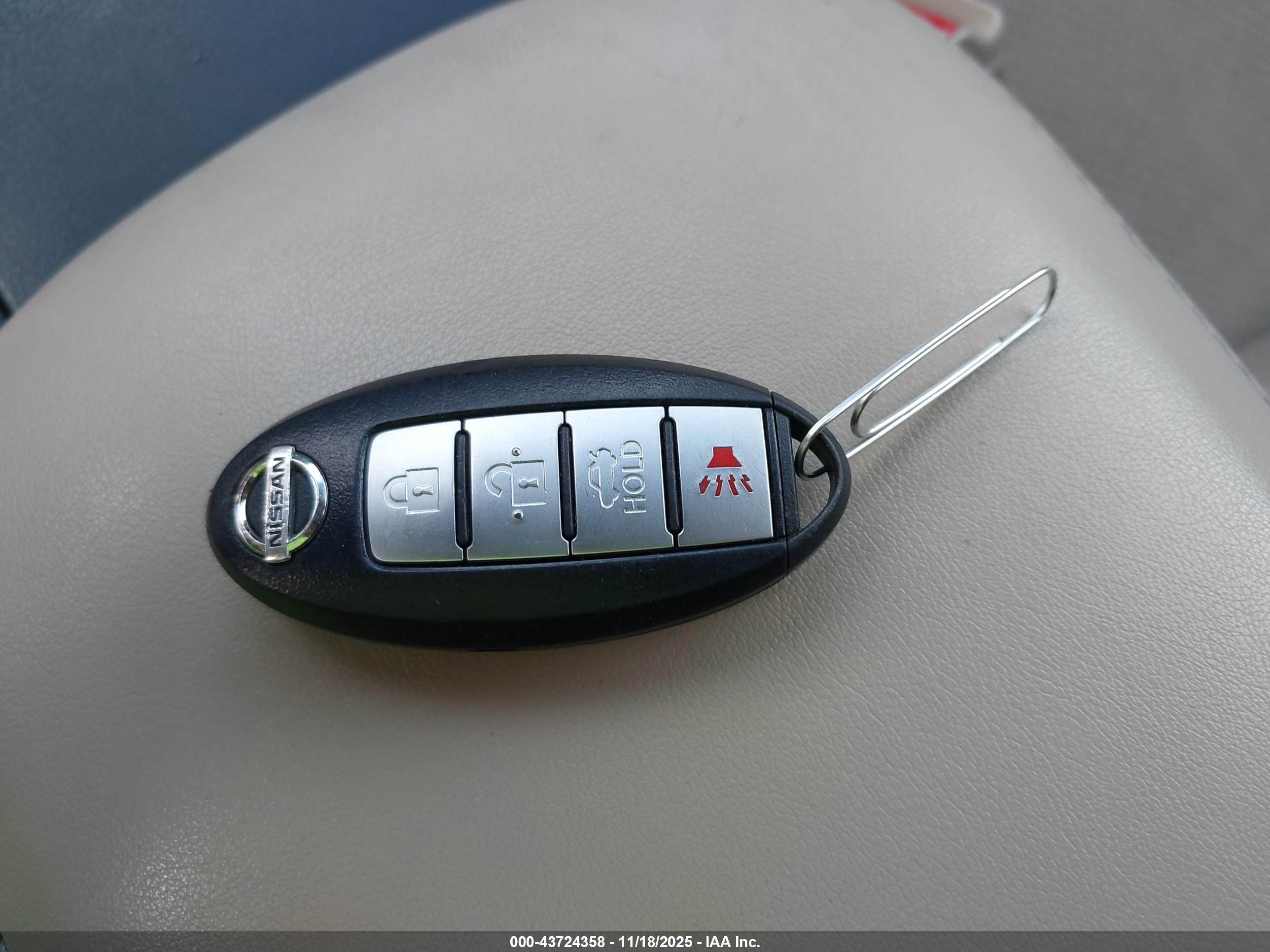NISSAN MAXIMA image 11
