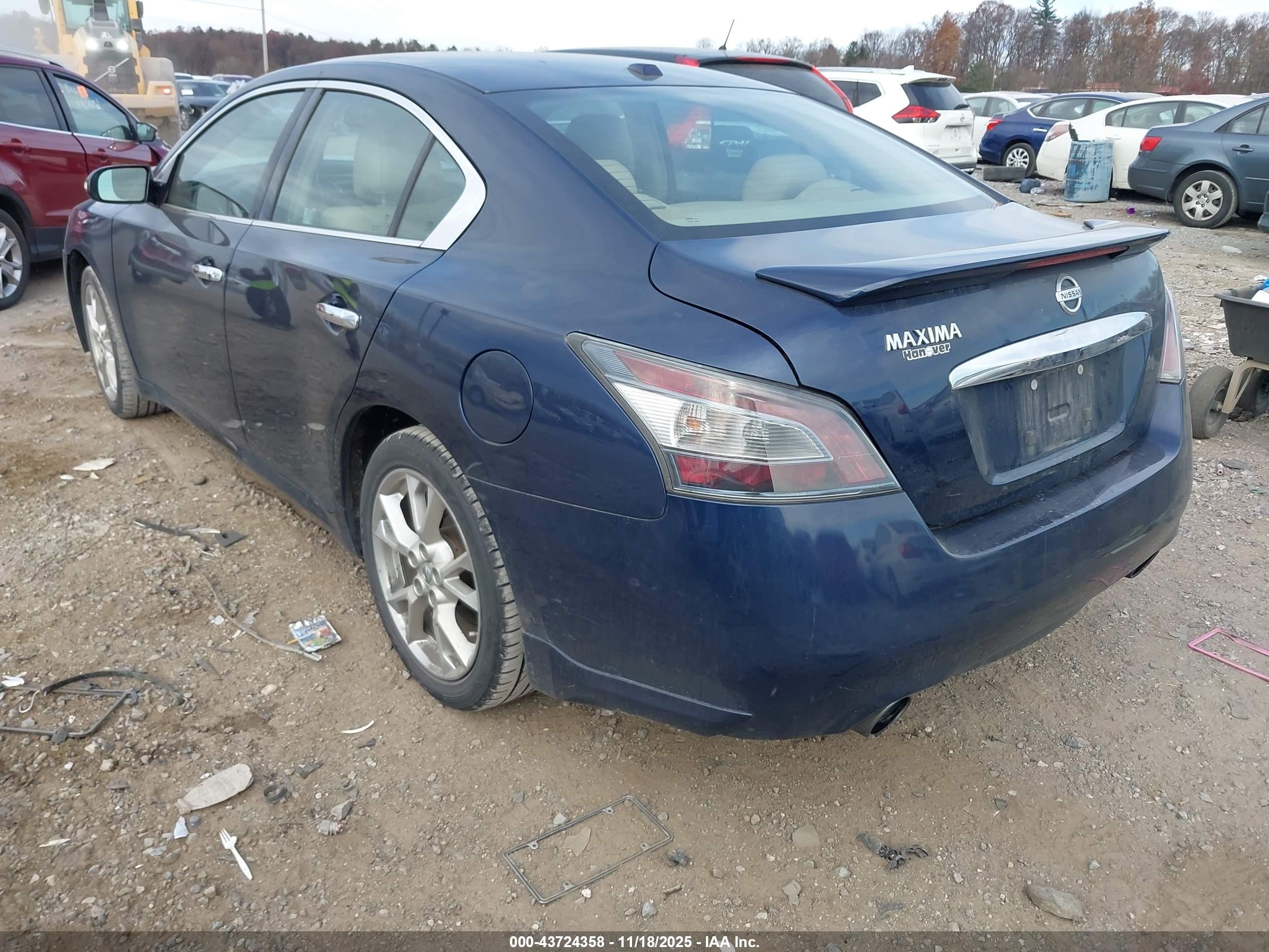 NISSAN MAXIMA image 3