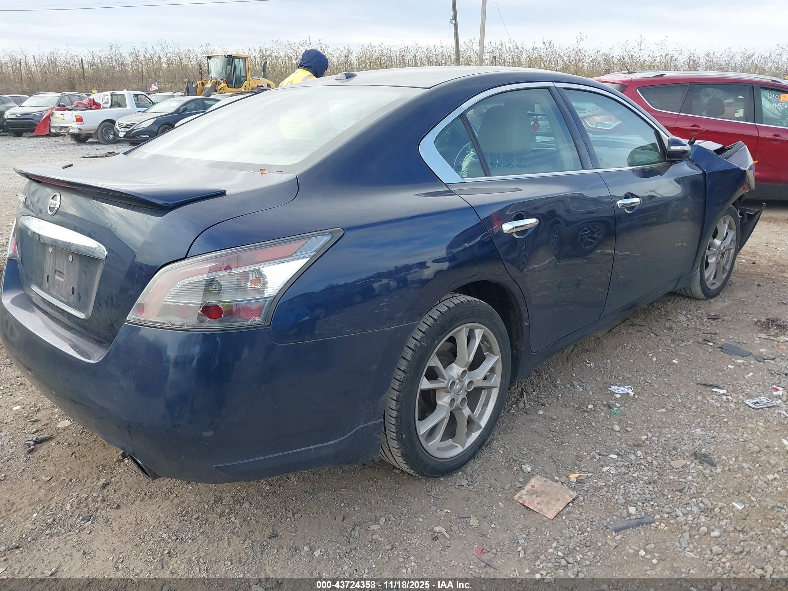 NISSAN MAXIMA image 4
