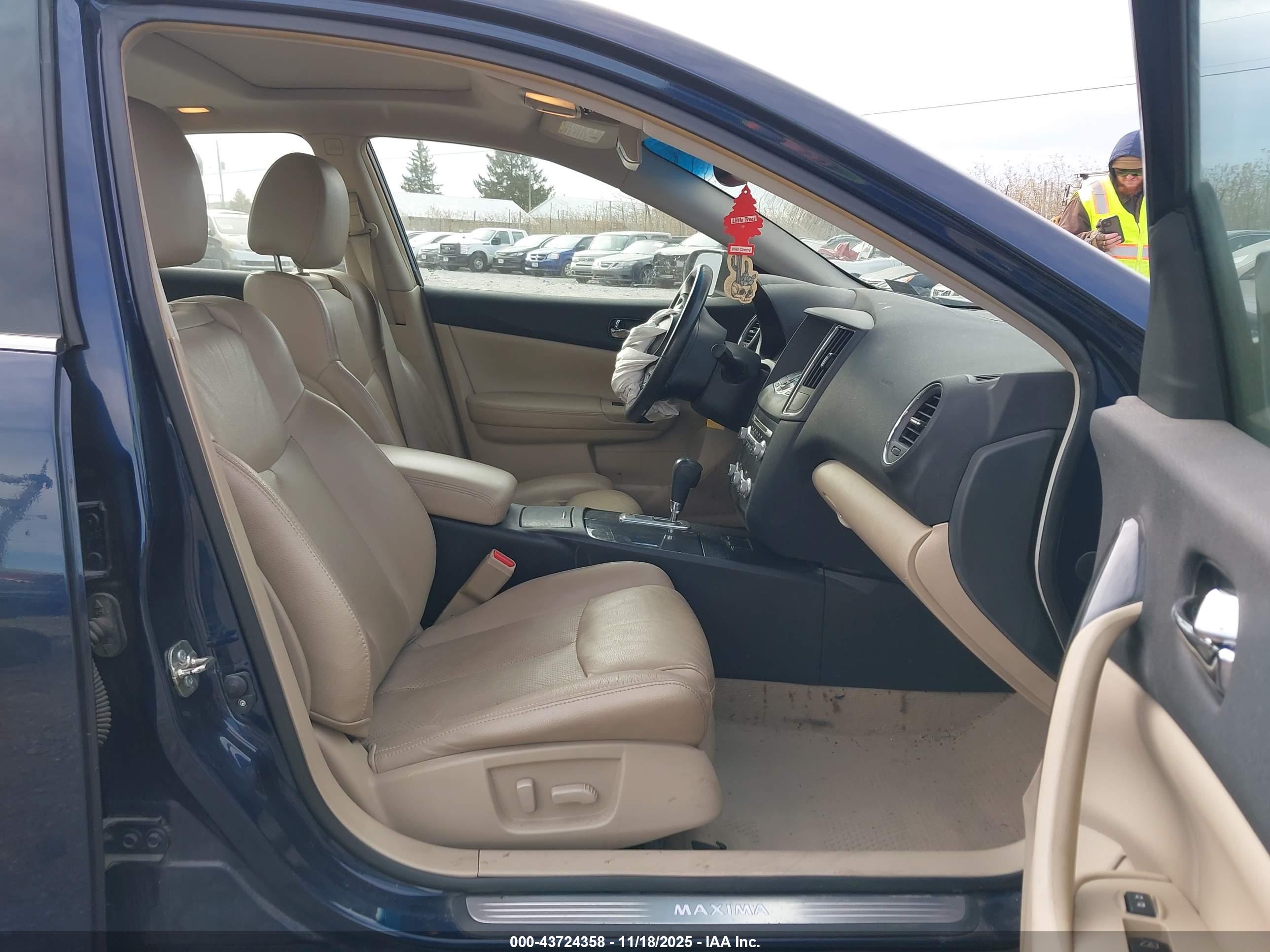 NISSAN MAXIMA image 5