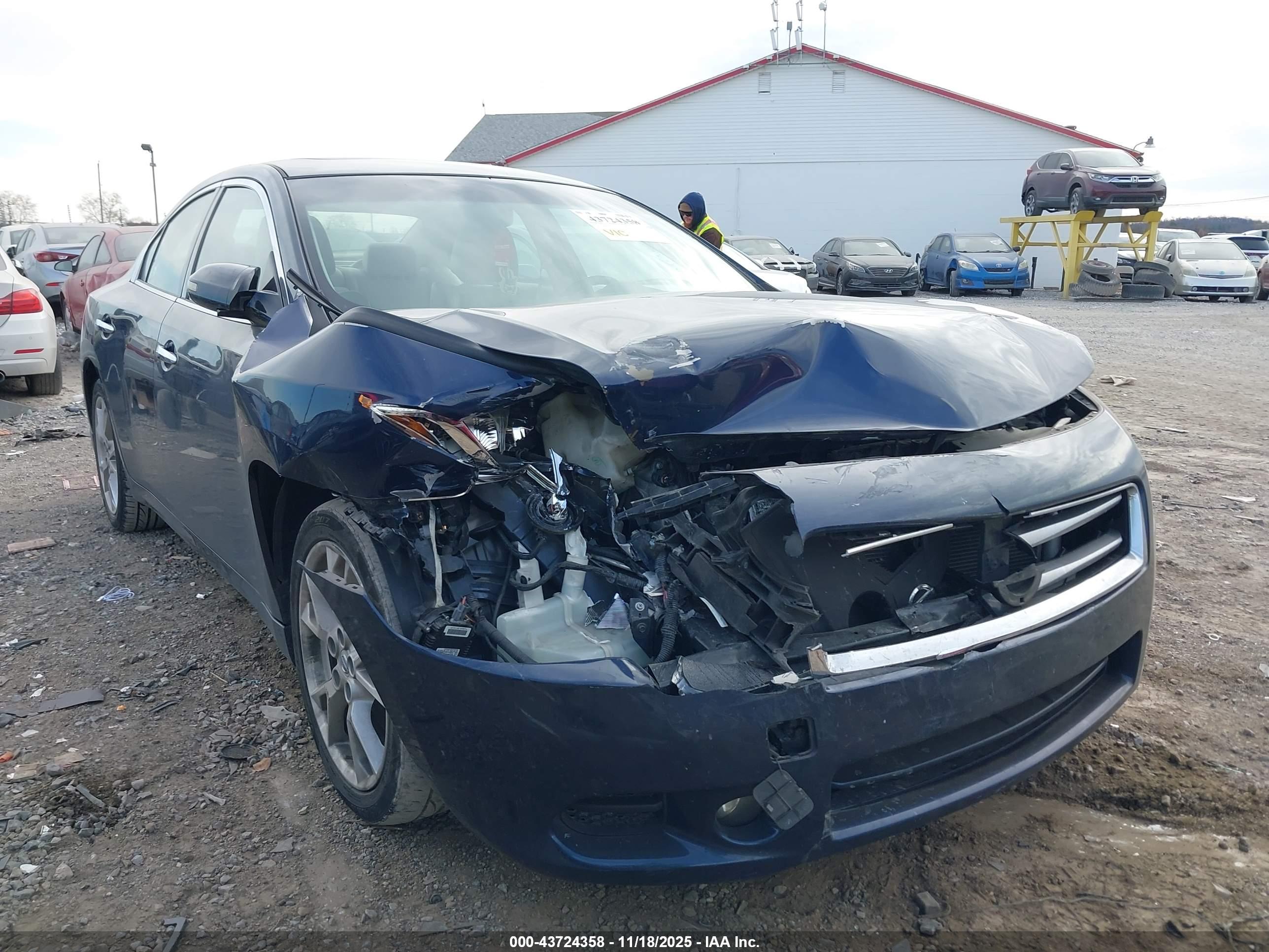 NISSAN MAXIMA image 6