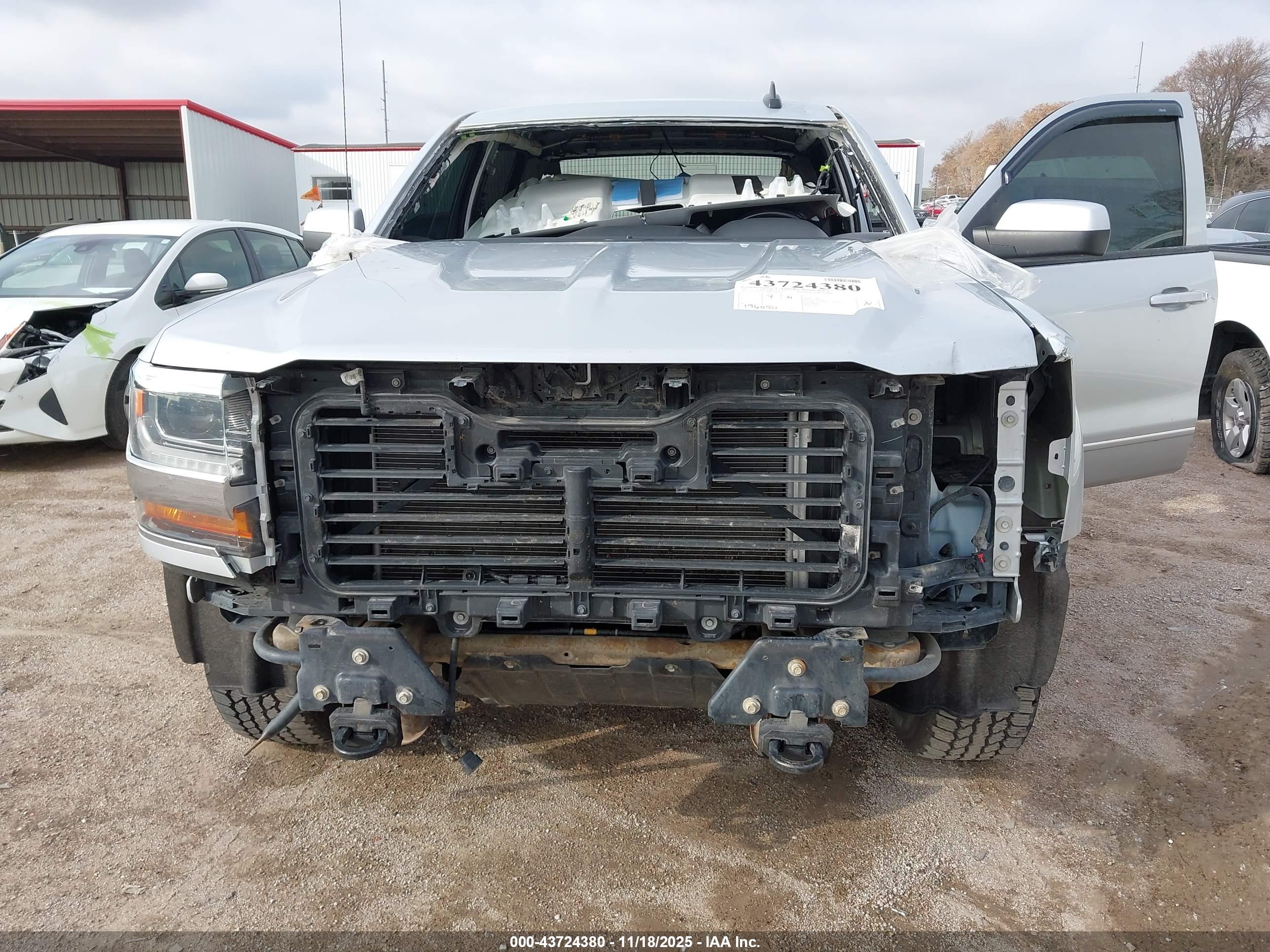 CHEVROLET SILVERADO image 6