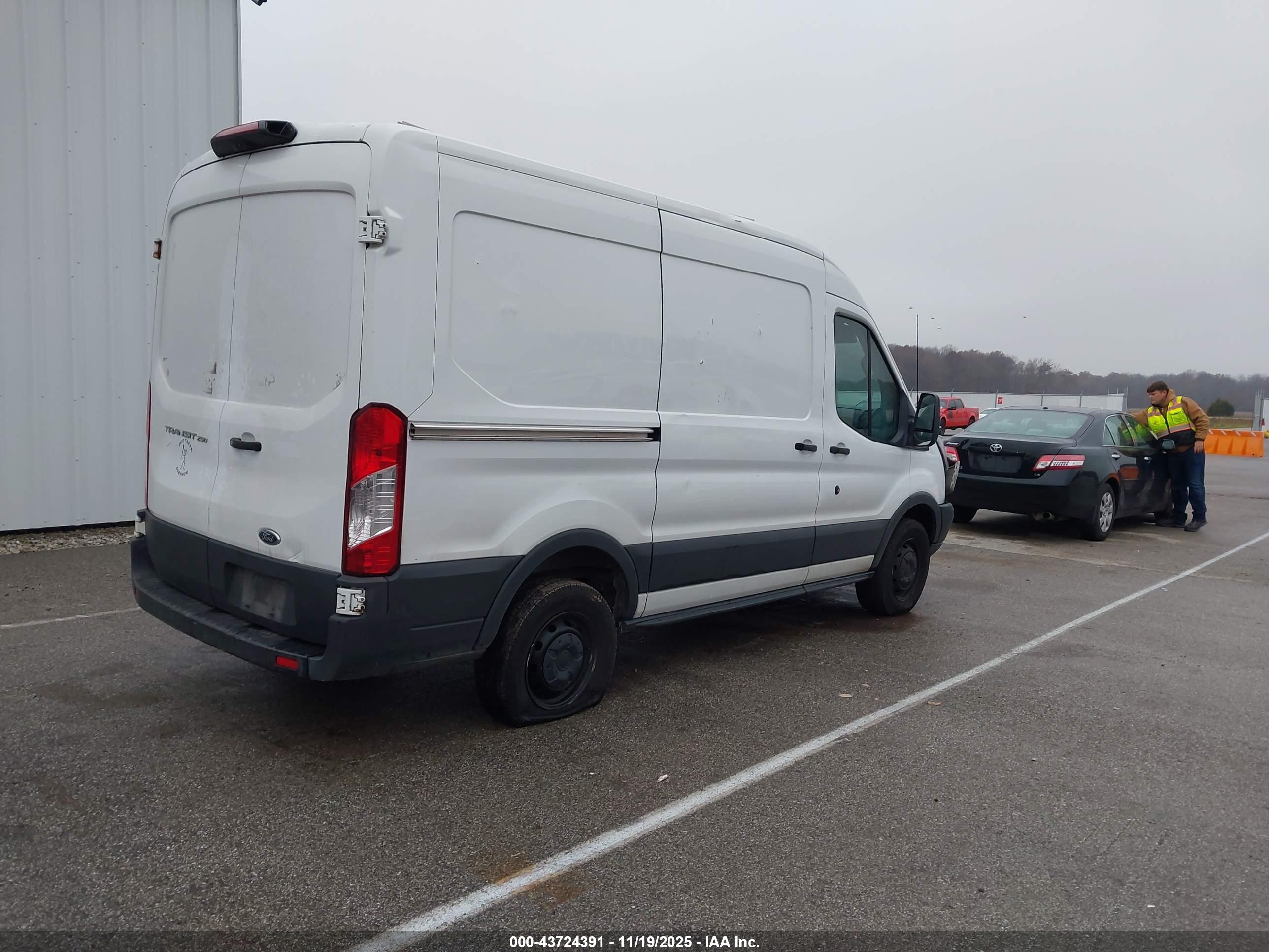 FORD TRANSIT-250 image 4