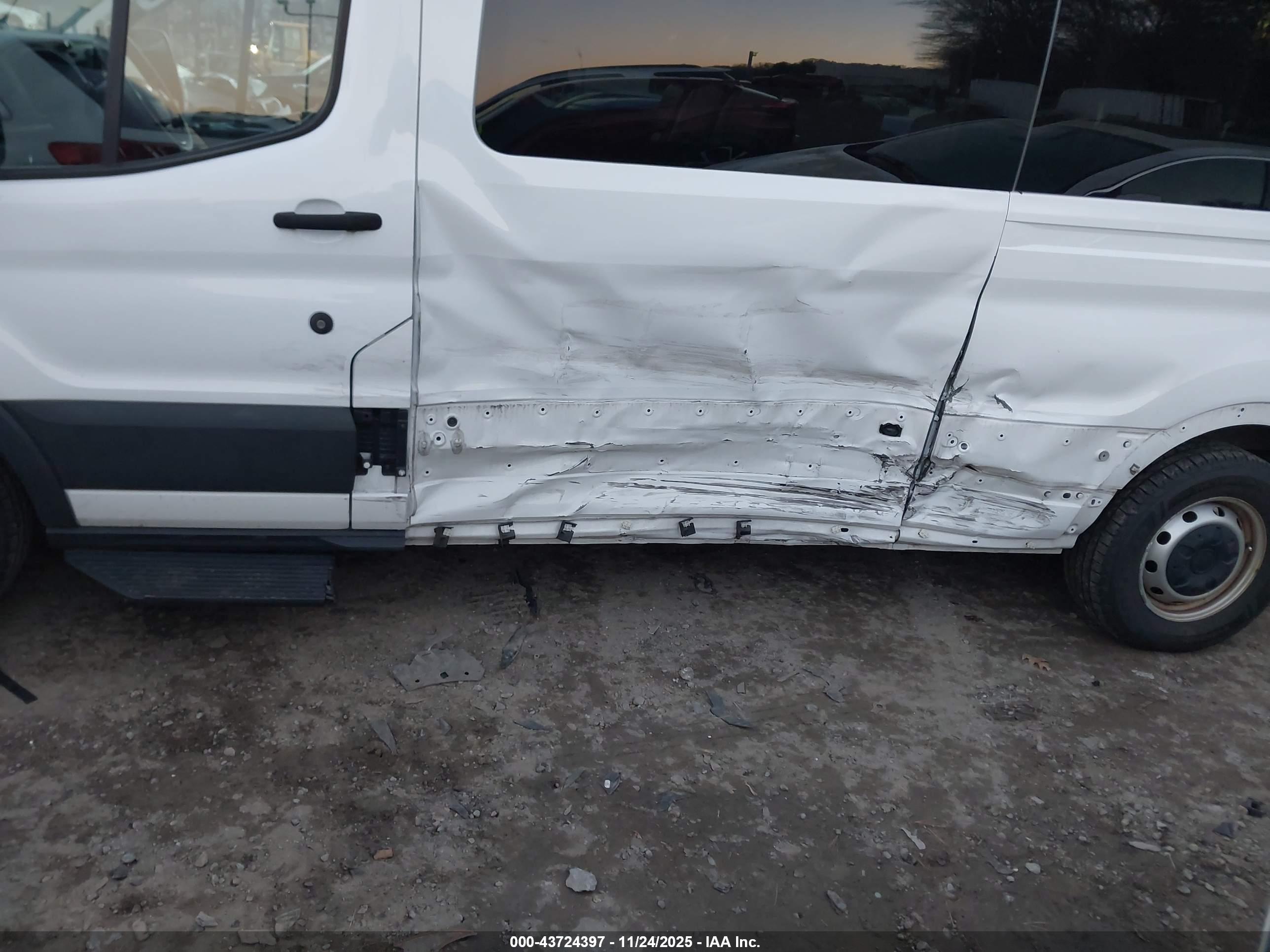 FORD TRANSIT-350 image 6