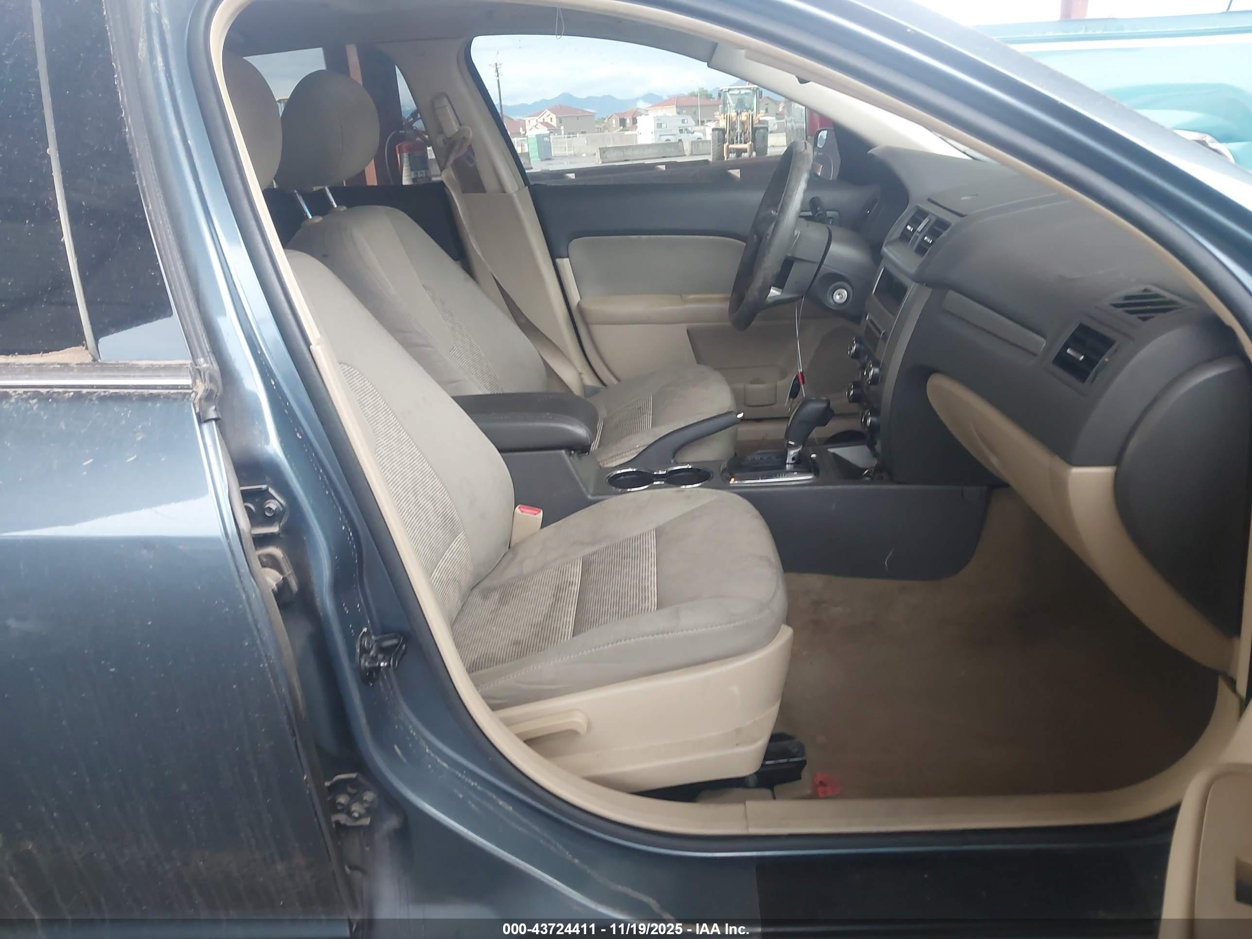 FORD FUSION image 5