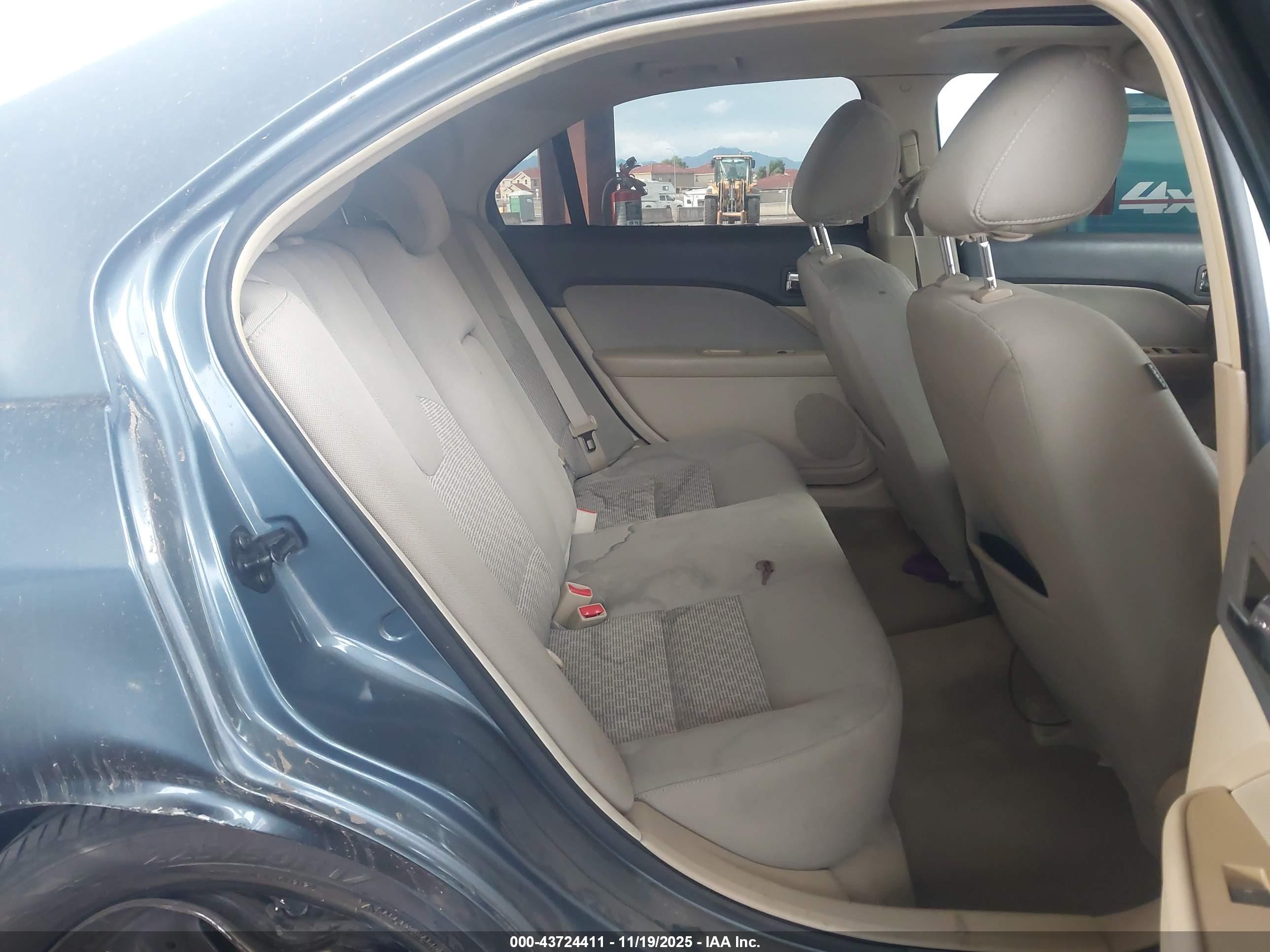 FORD FUSION image 8