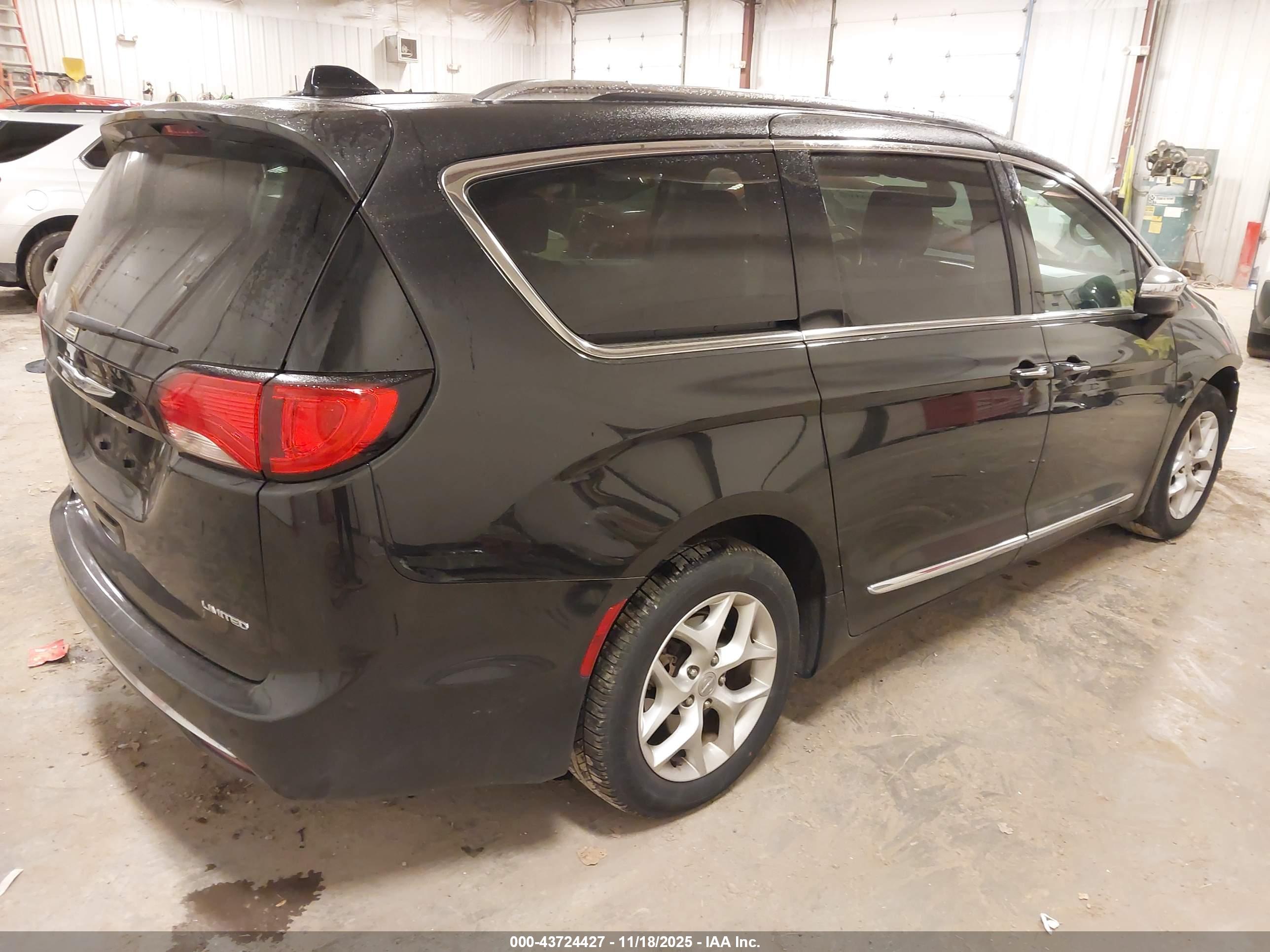 CHRYSLER PACIFICA image 4