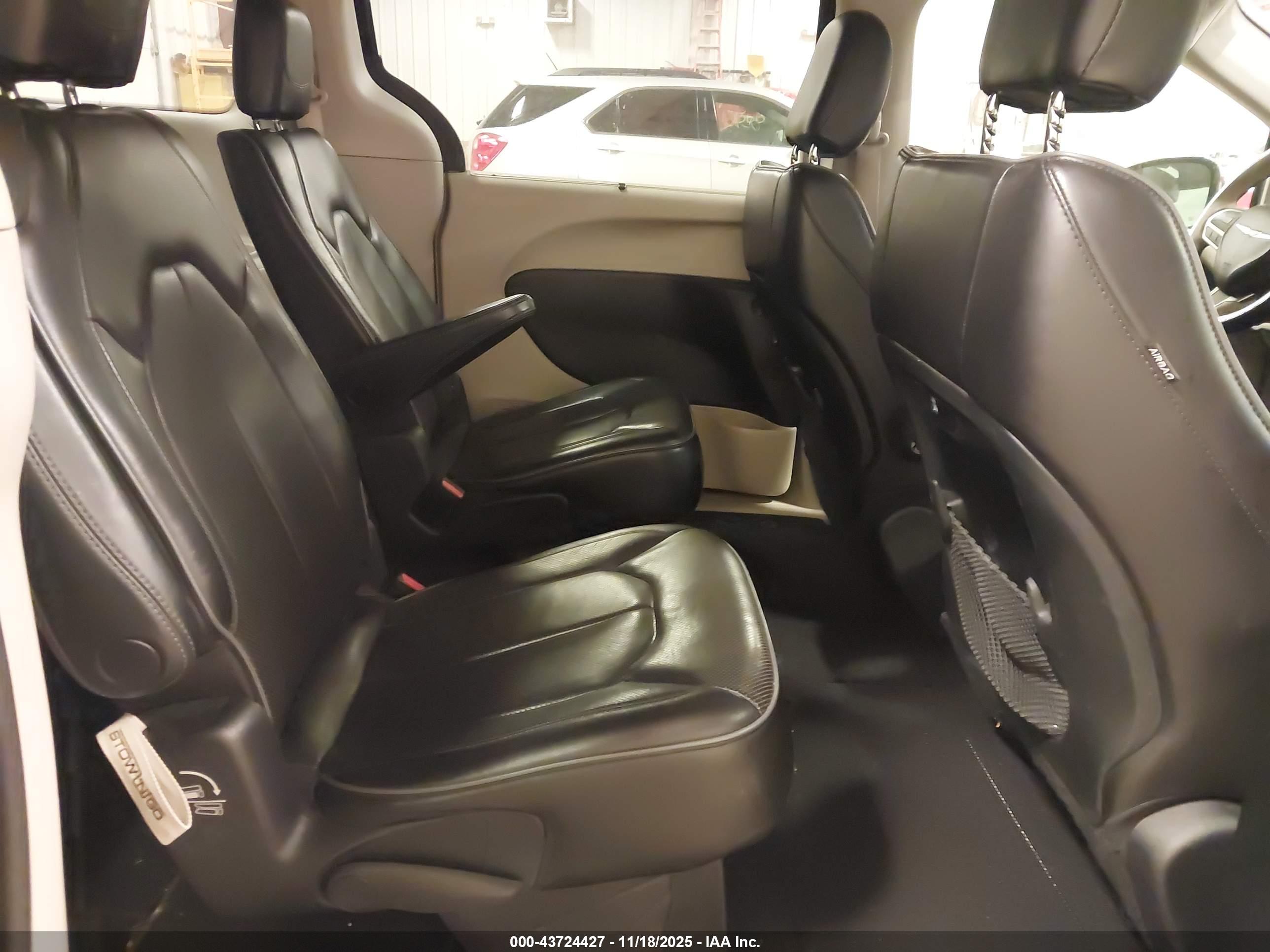 CHRYSLER PACIFICA image 8