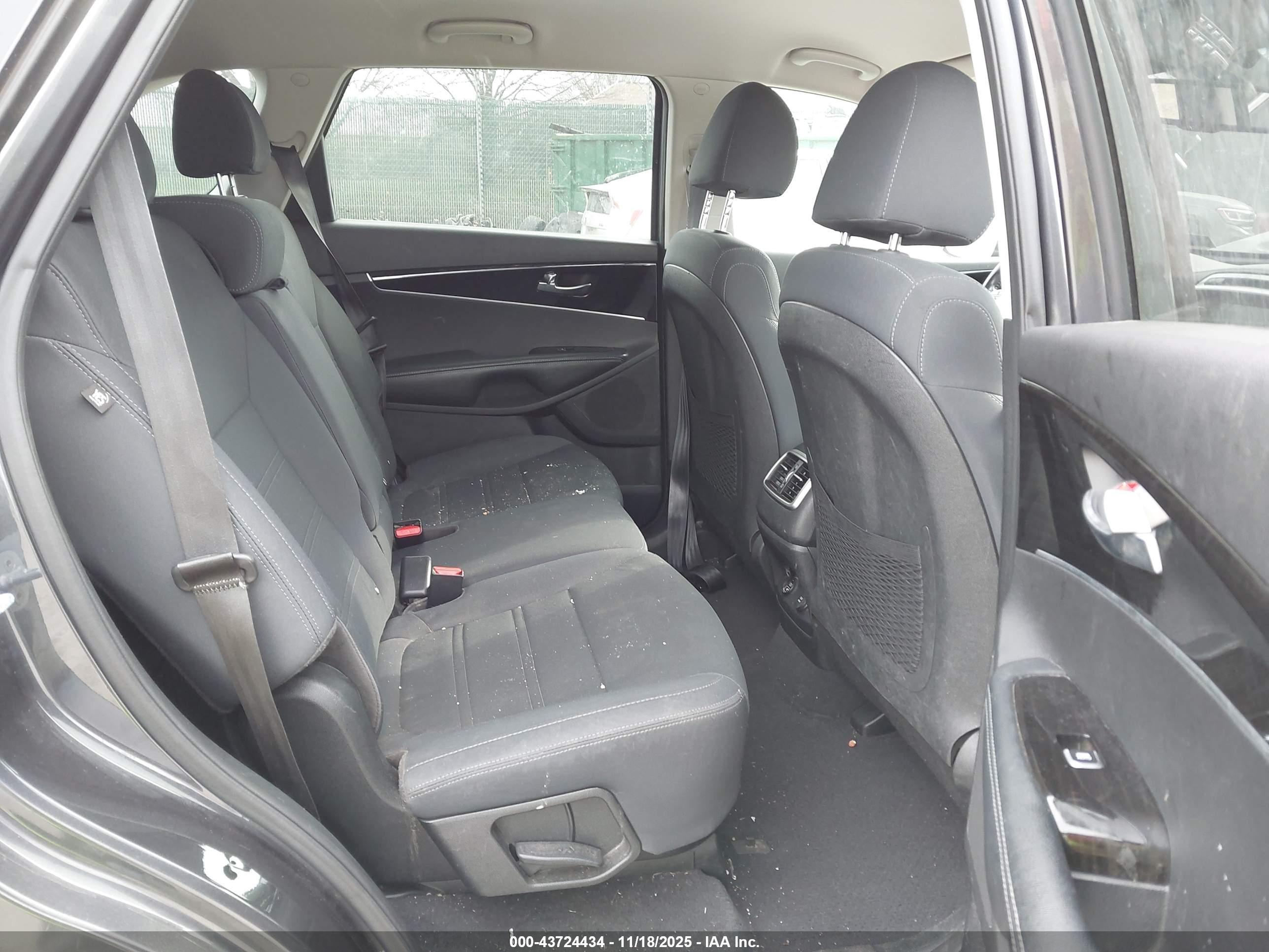 KIA SORENTO image 8