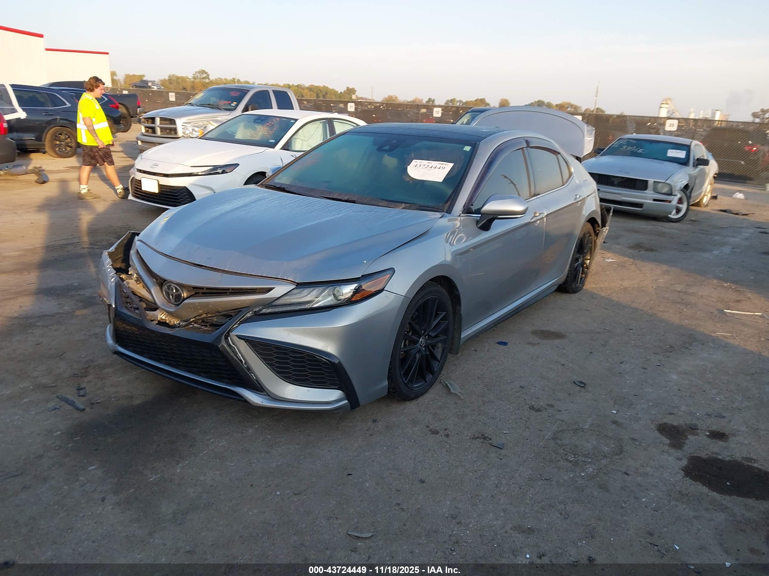 TOYOTA CAMRY image 2