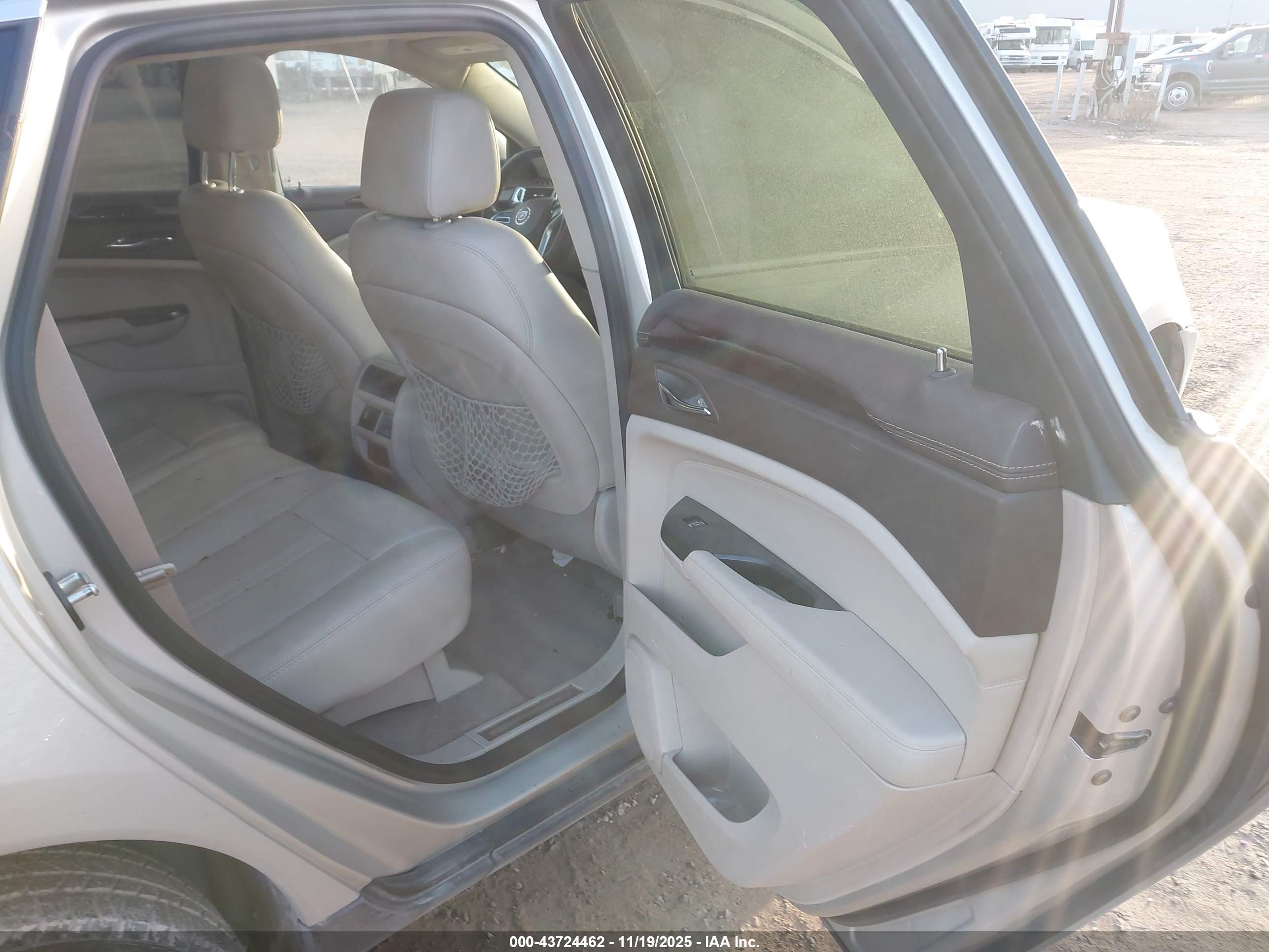 CADILLAC SRX image 8