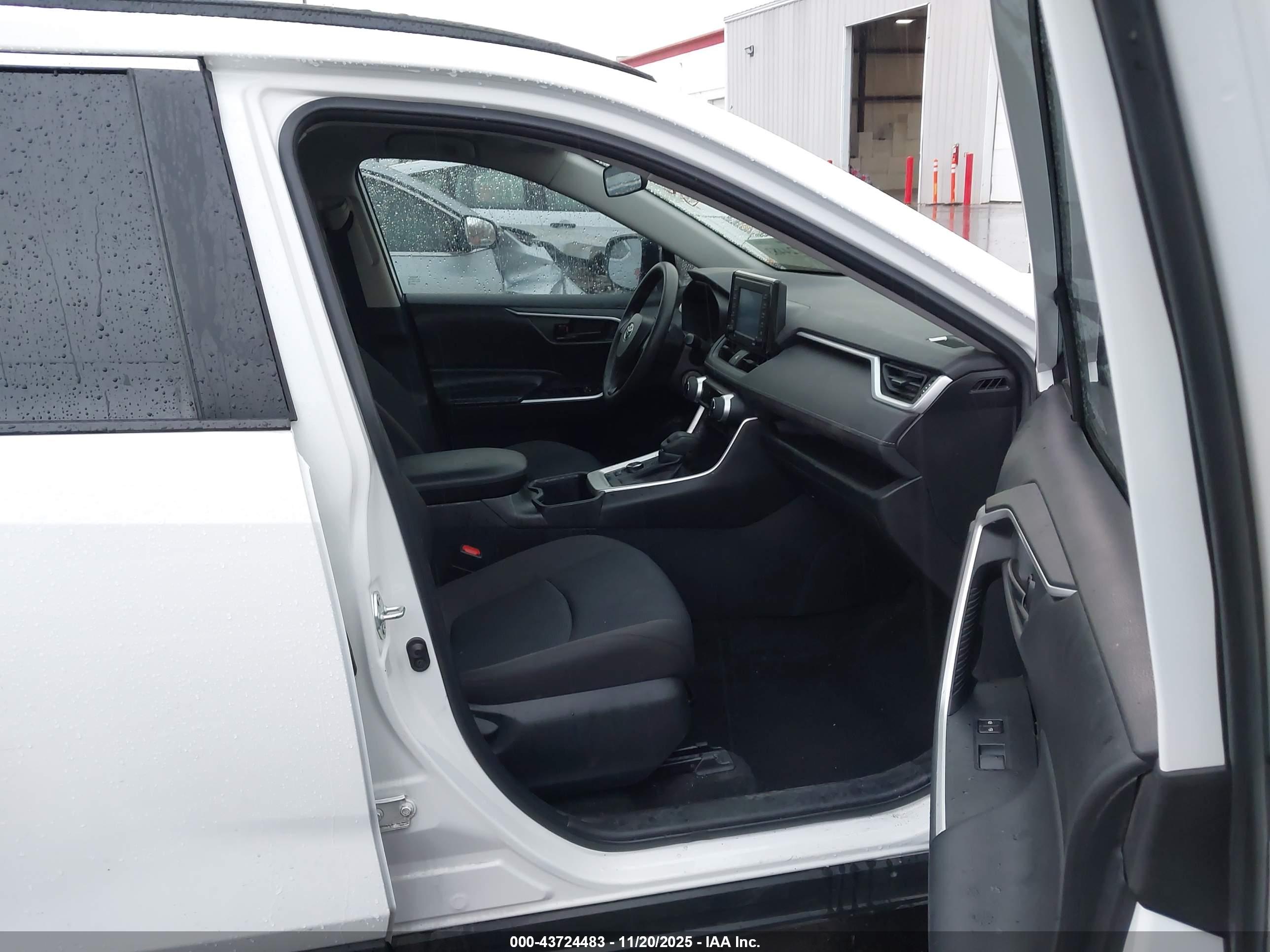 TOYOTA RAV4 image 5