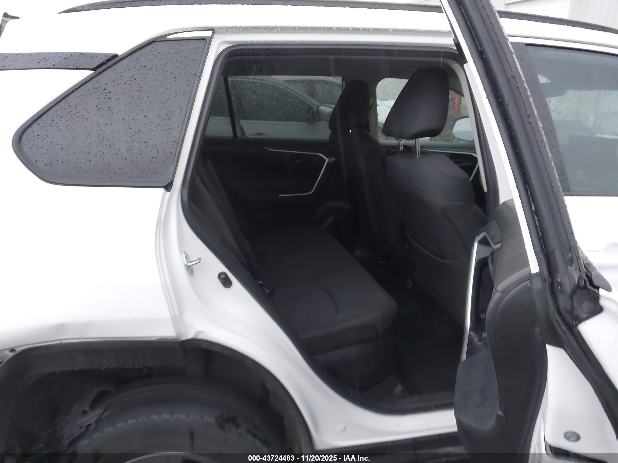 TOYOTA RAV4 image 8