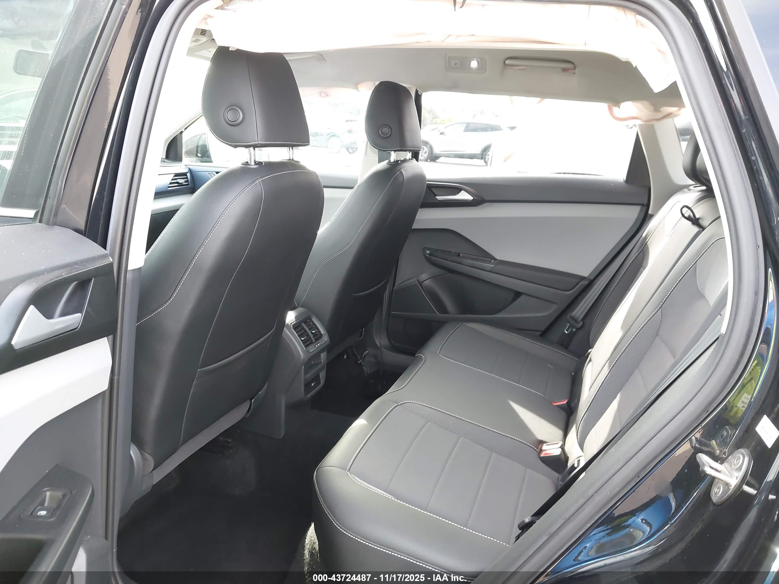 VOLKSWAGEN TAOS image 8