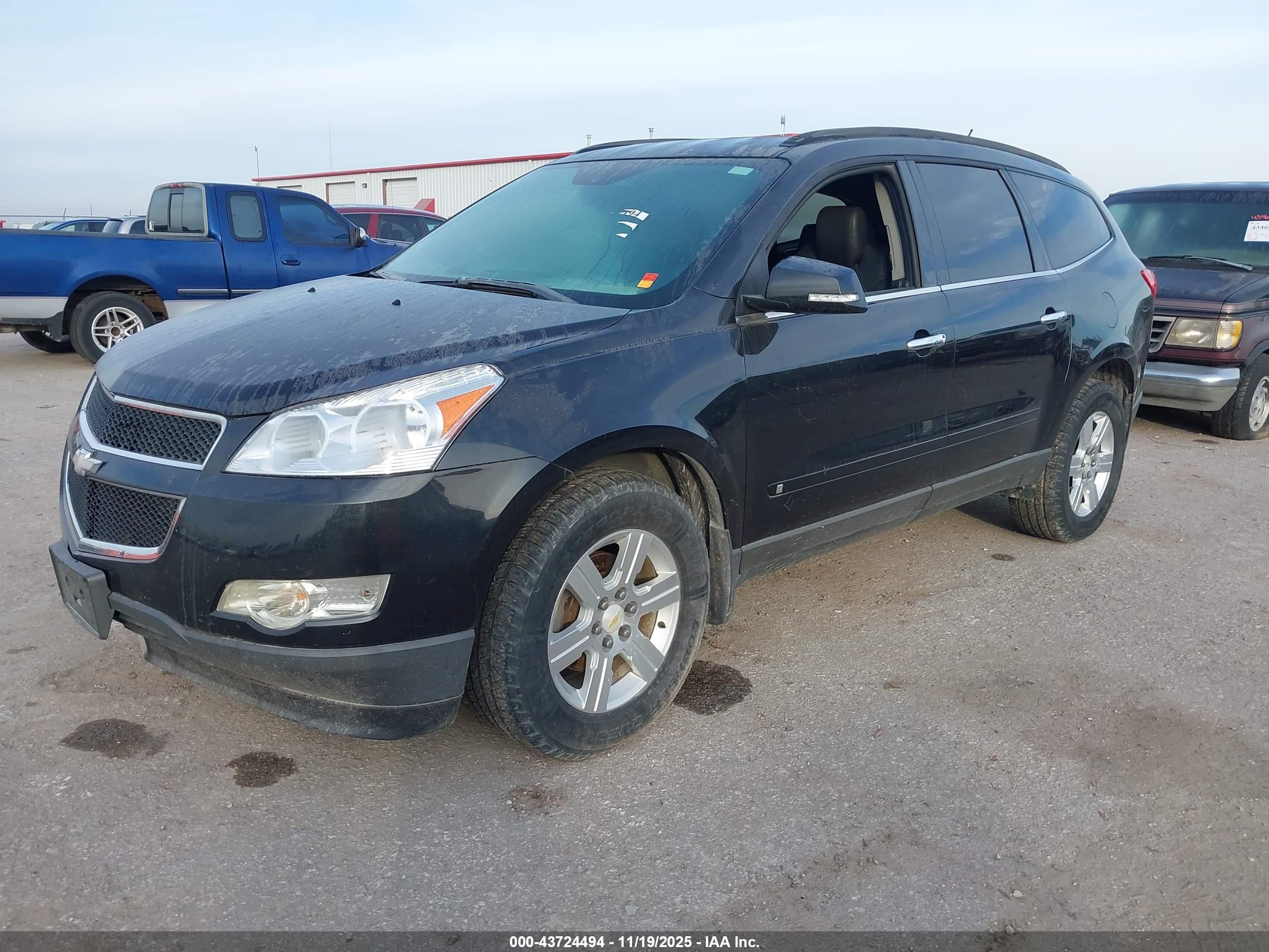 CHEVROLET TRAVERSE image 2