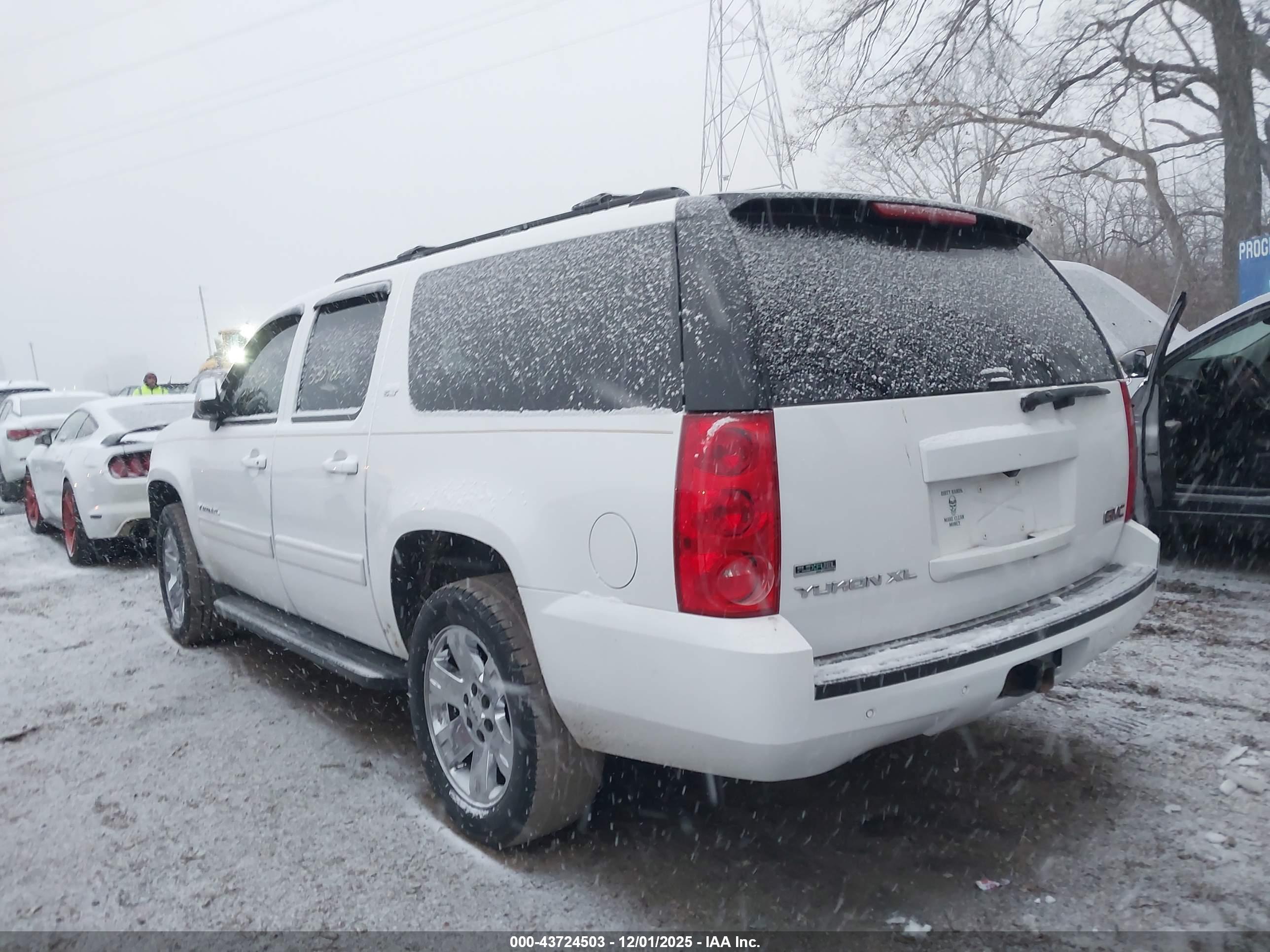 GMC YUKON image 3