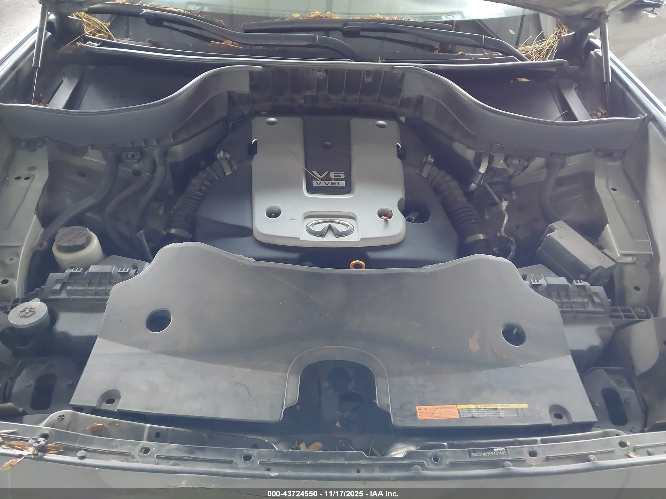 INFINITI QX70 image 10