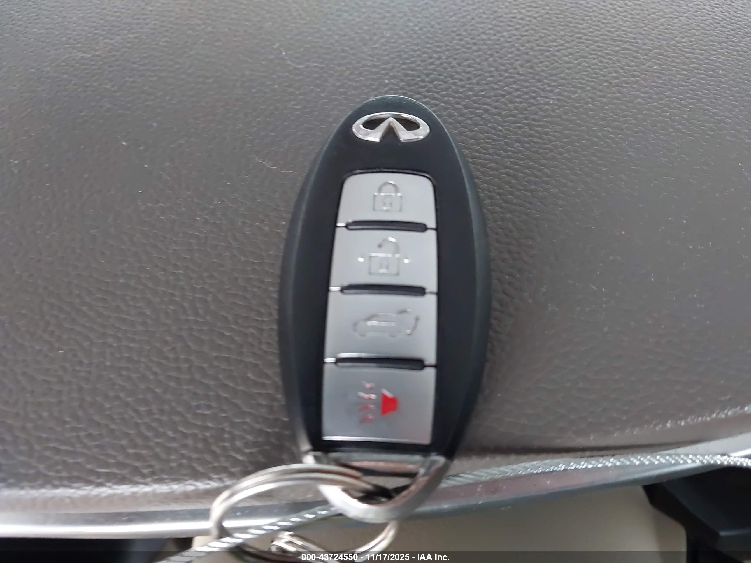 INFINITI QX70 image 11