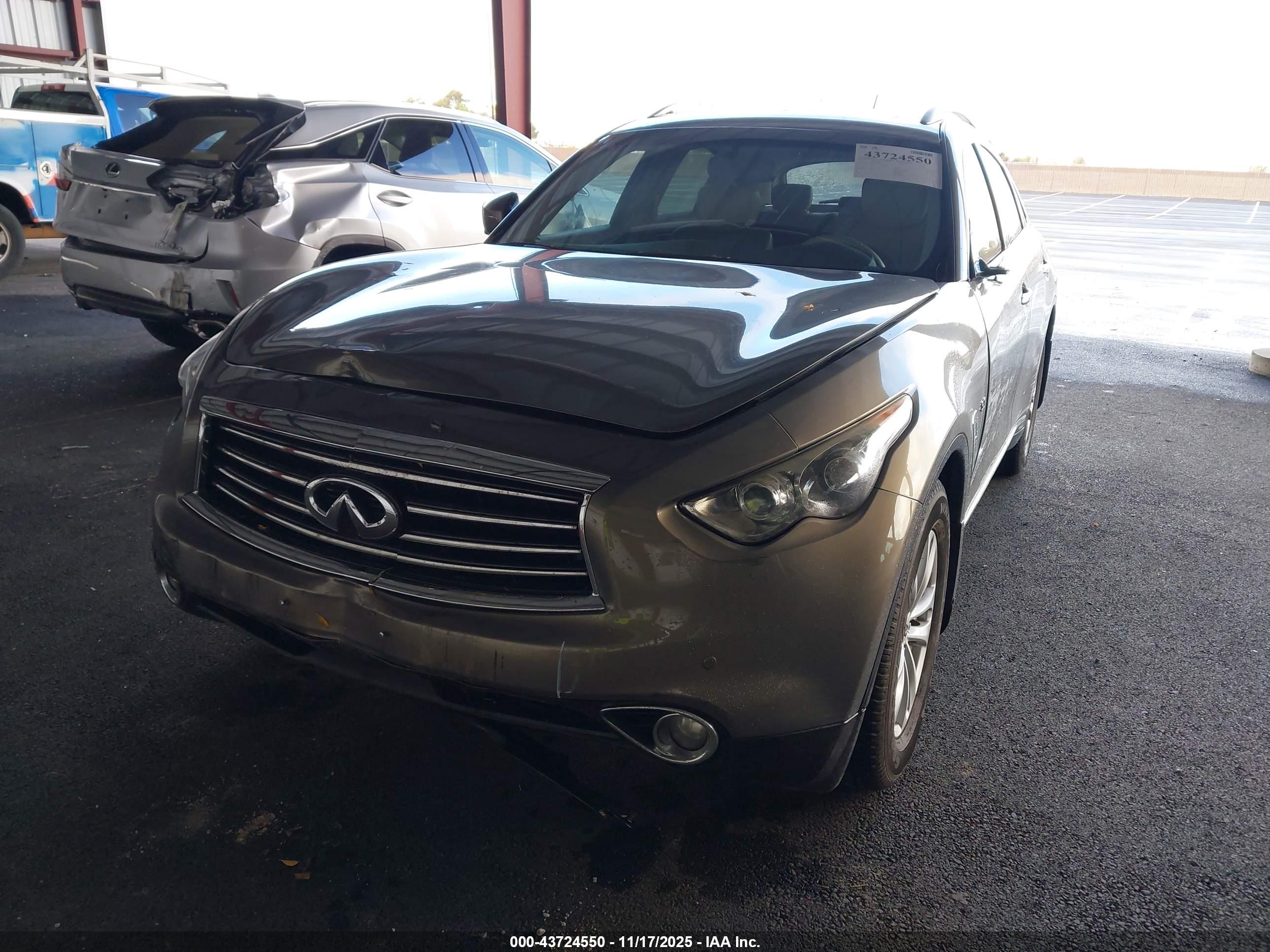 INFINITI QX70 image 2