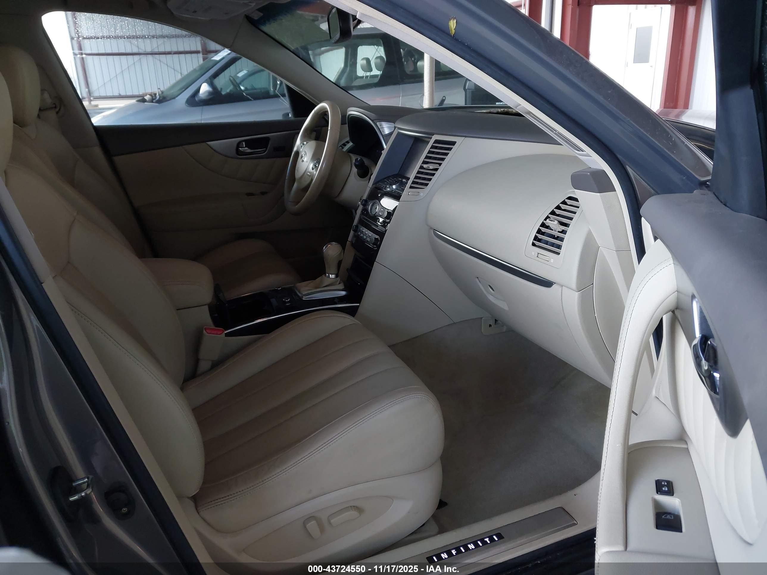 INFINITI QX70 image 5