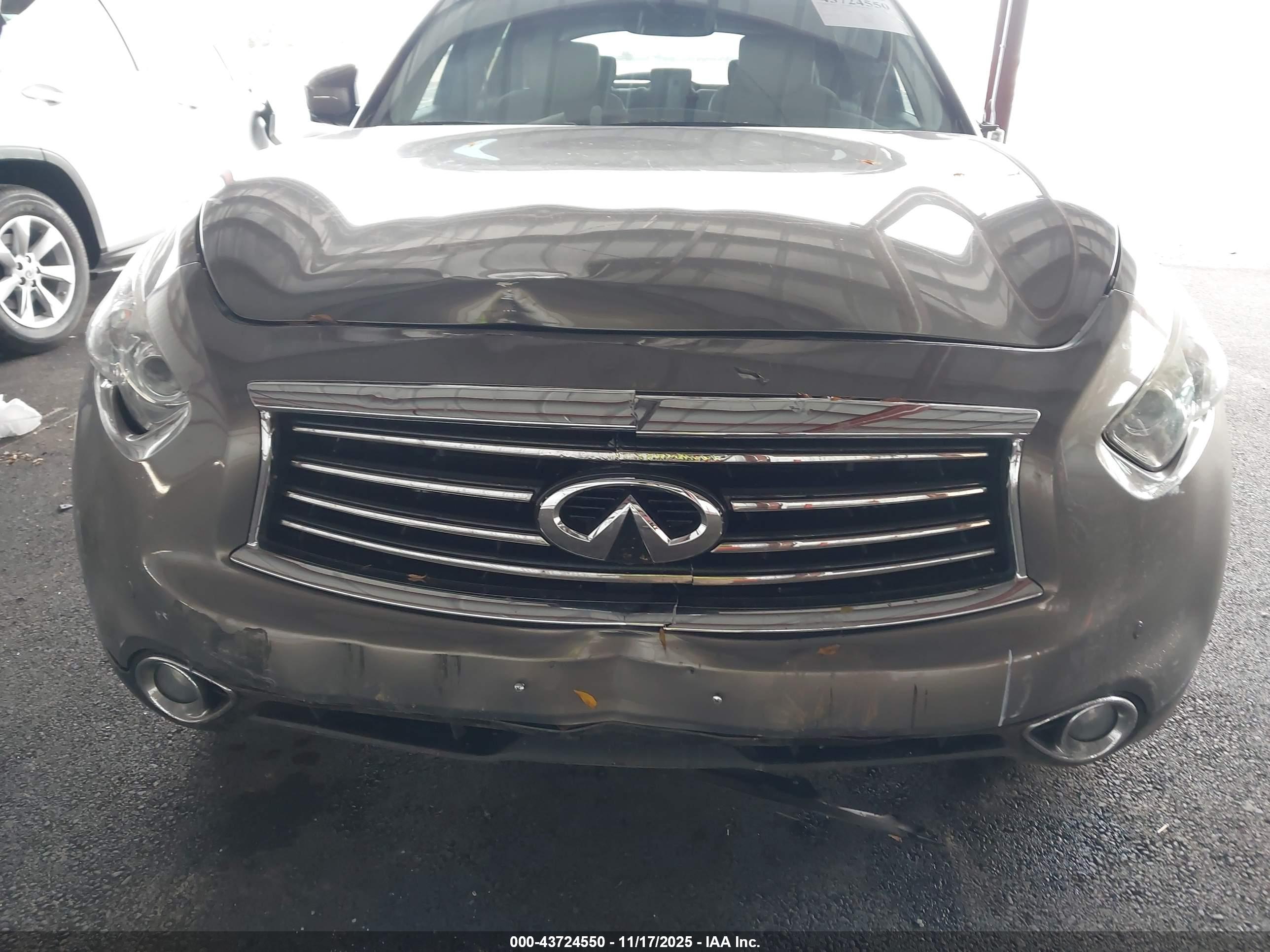 INFINITI QX70 image 6