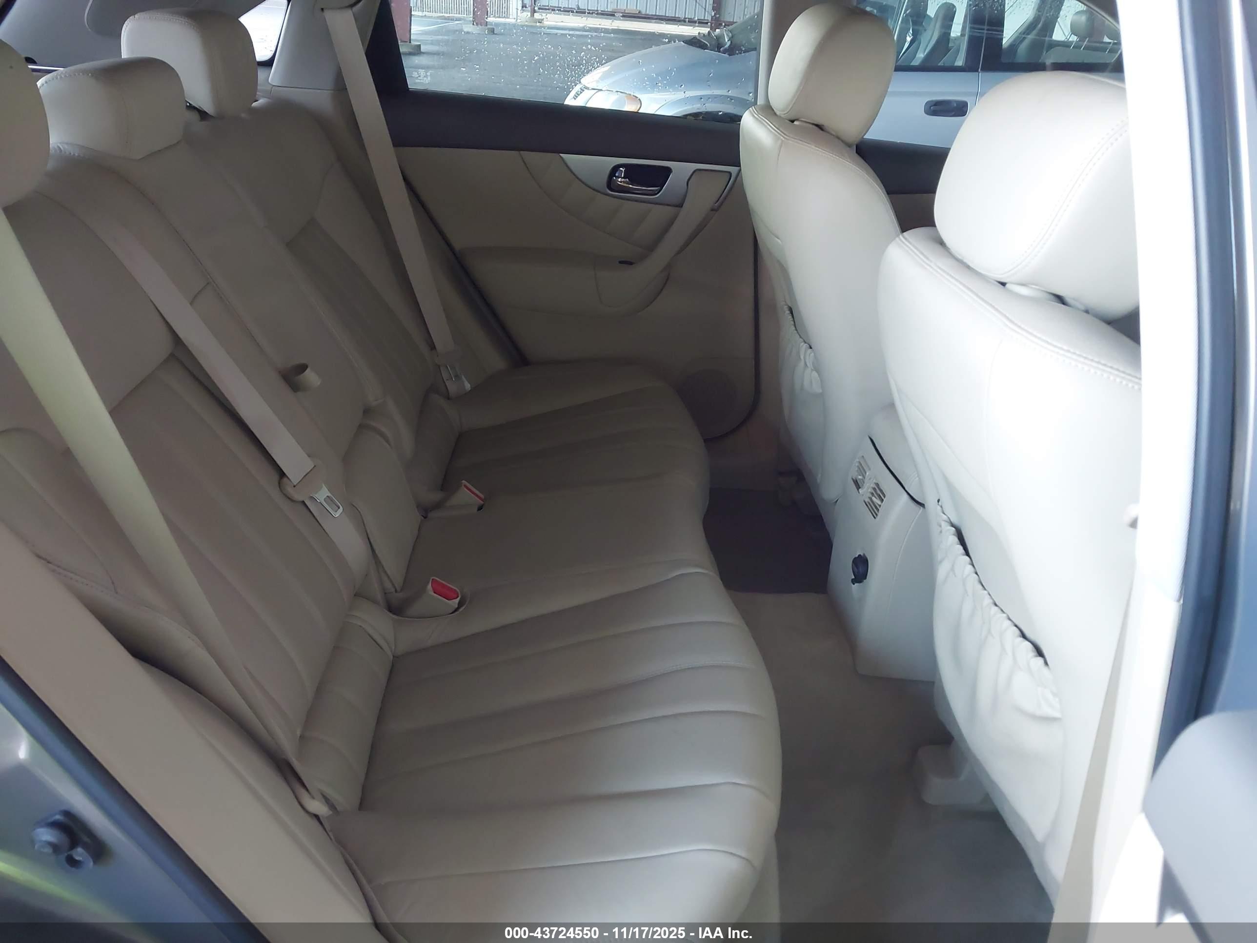 INFINITI QX70 image 8