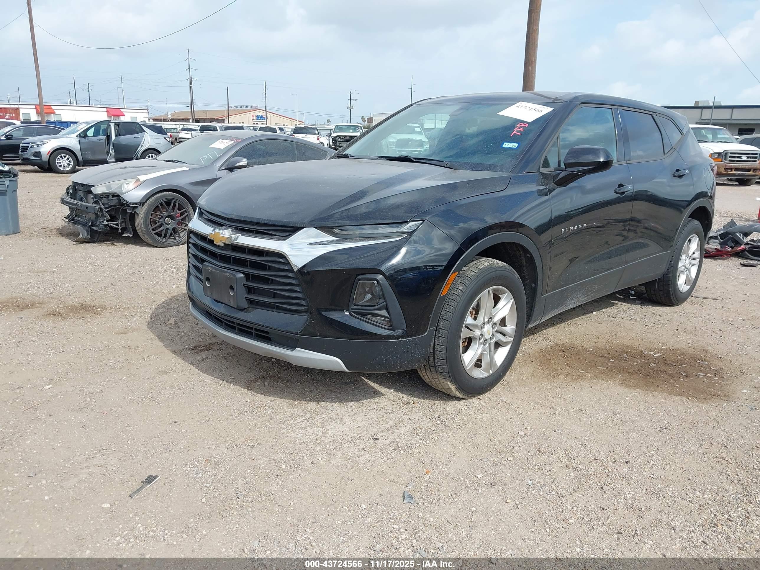 CHEVROLET BLAZER image 2