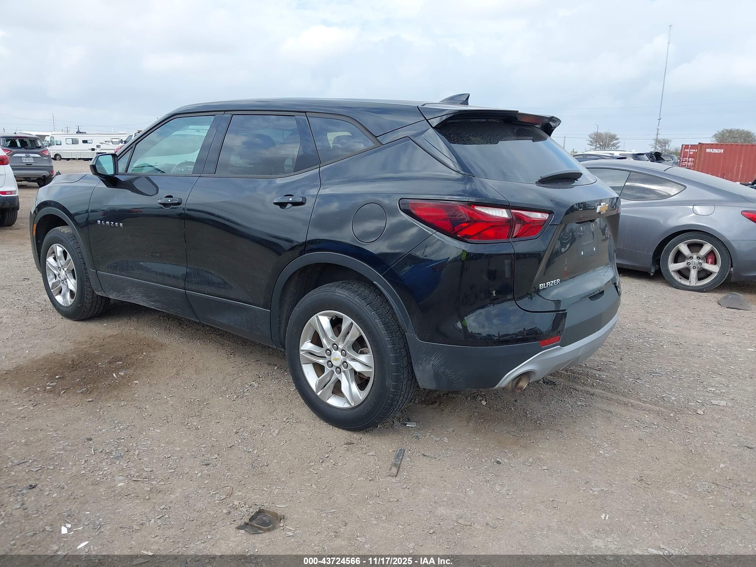 CHEVROLET BLAZER image 3
