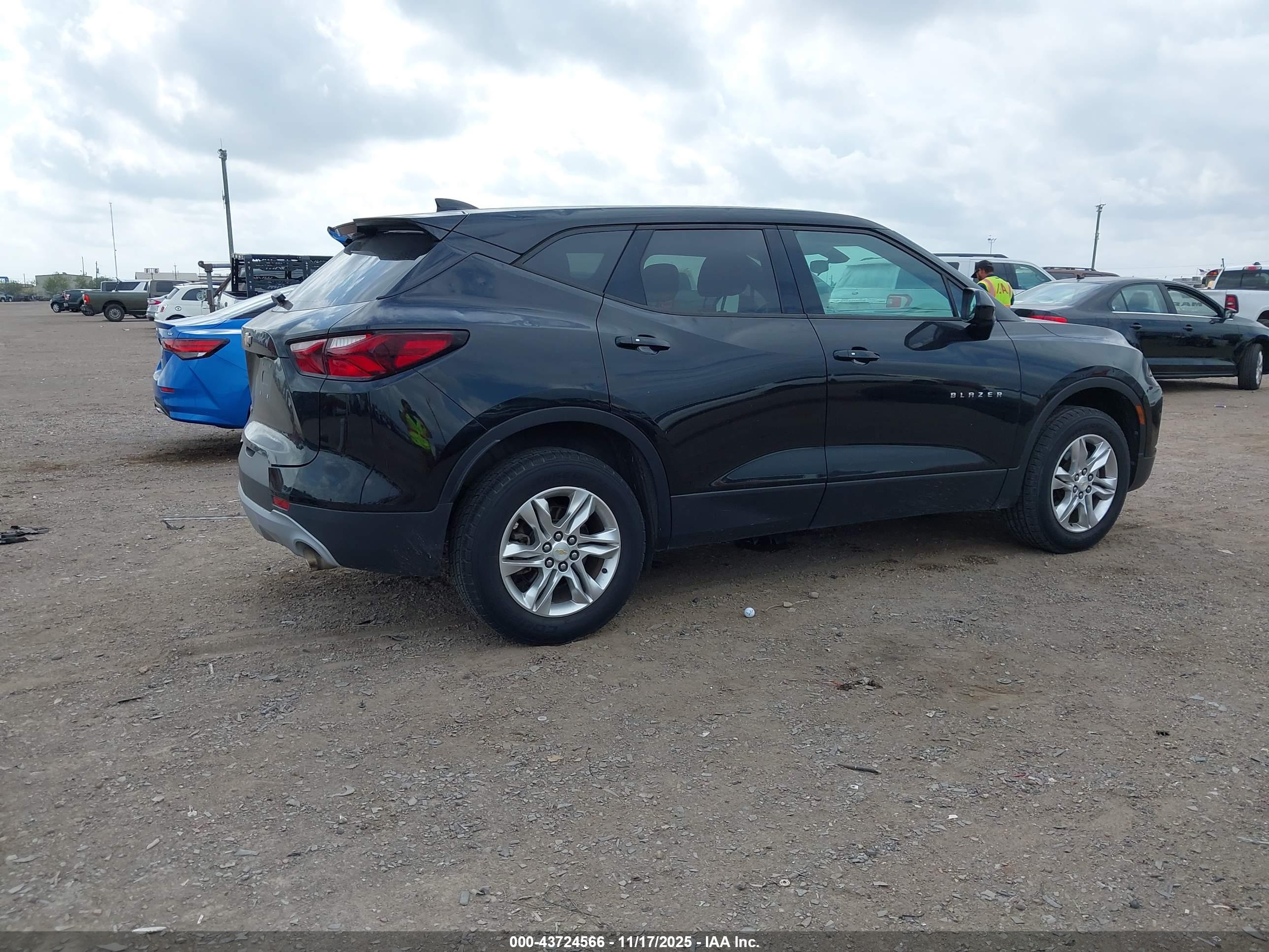 CHEVROLET BLAZER image 4
